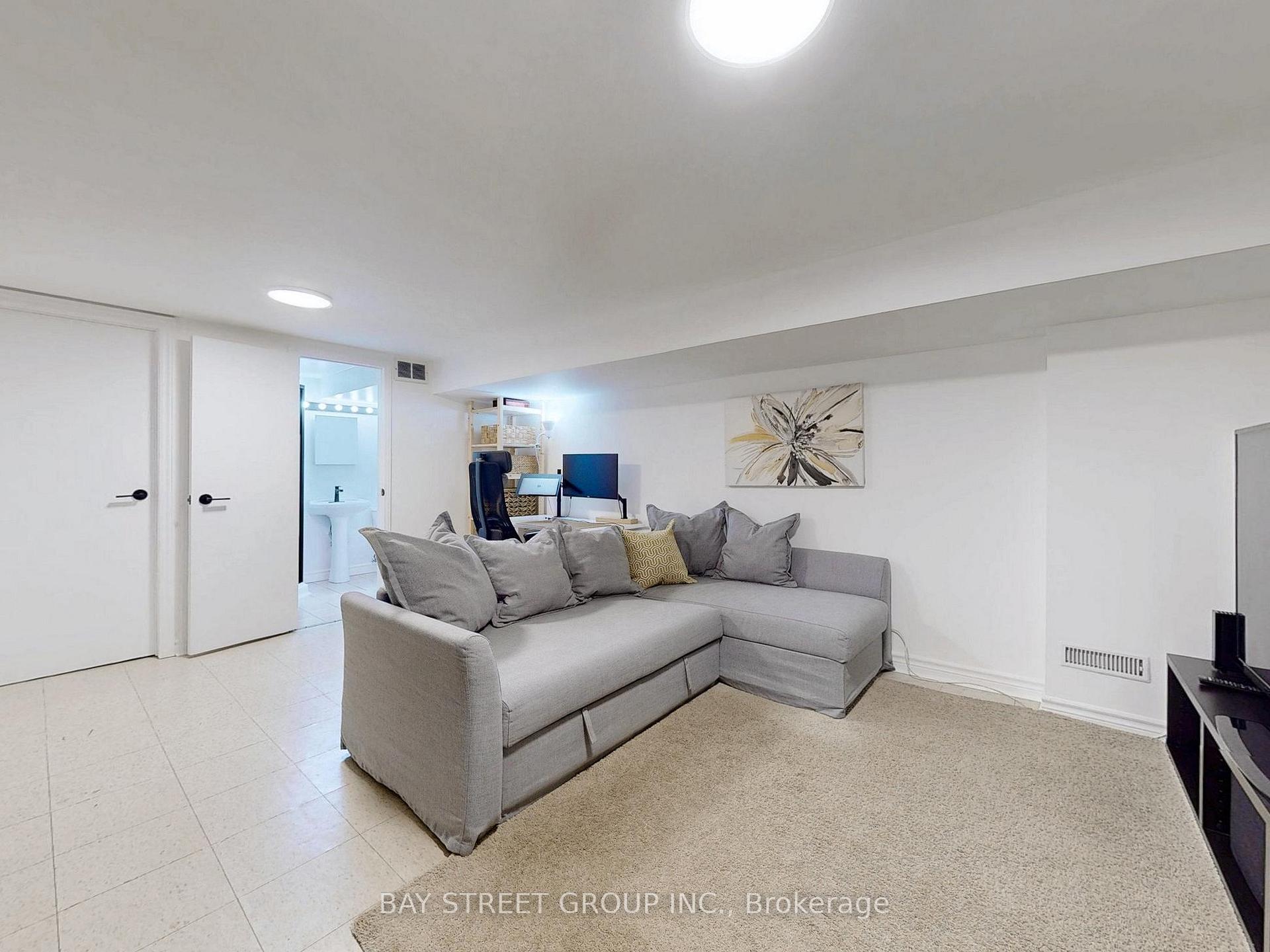 3 Bedrooms Condo at 89 Rameau, Toronto For sale