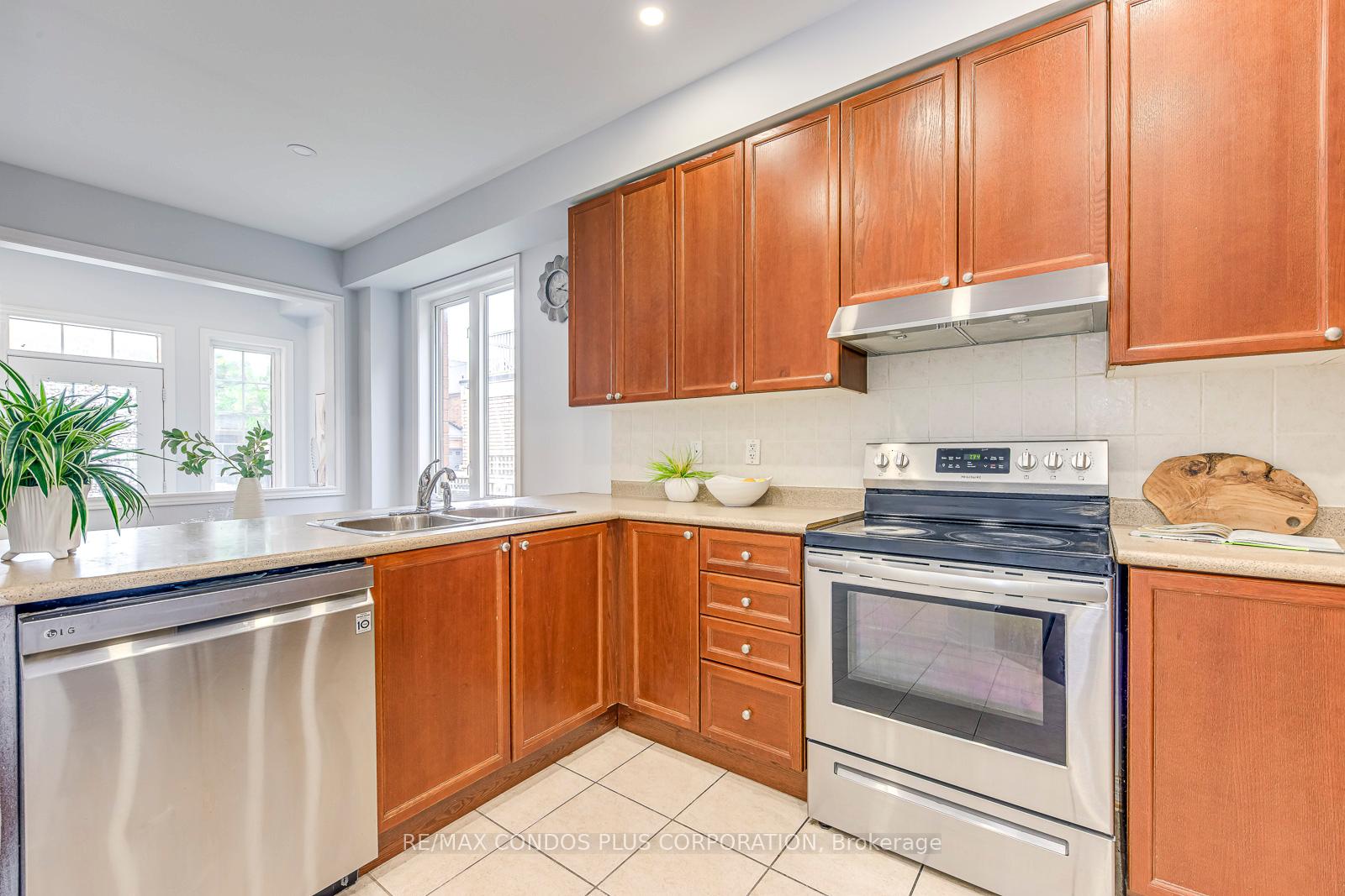 5 Bedrooms Condo at 1015 Galesway, Mississauga For sale