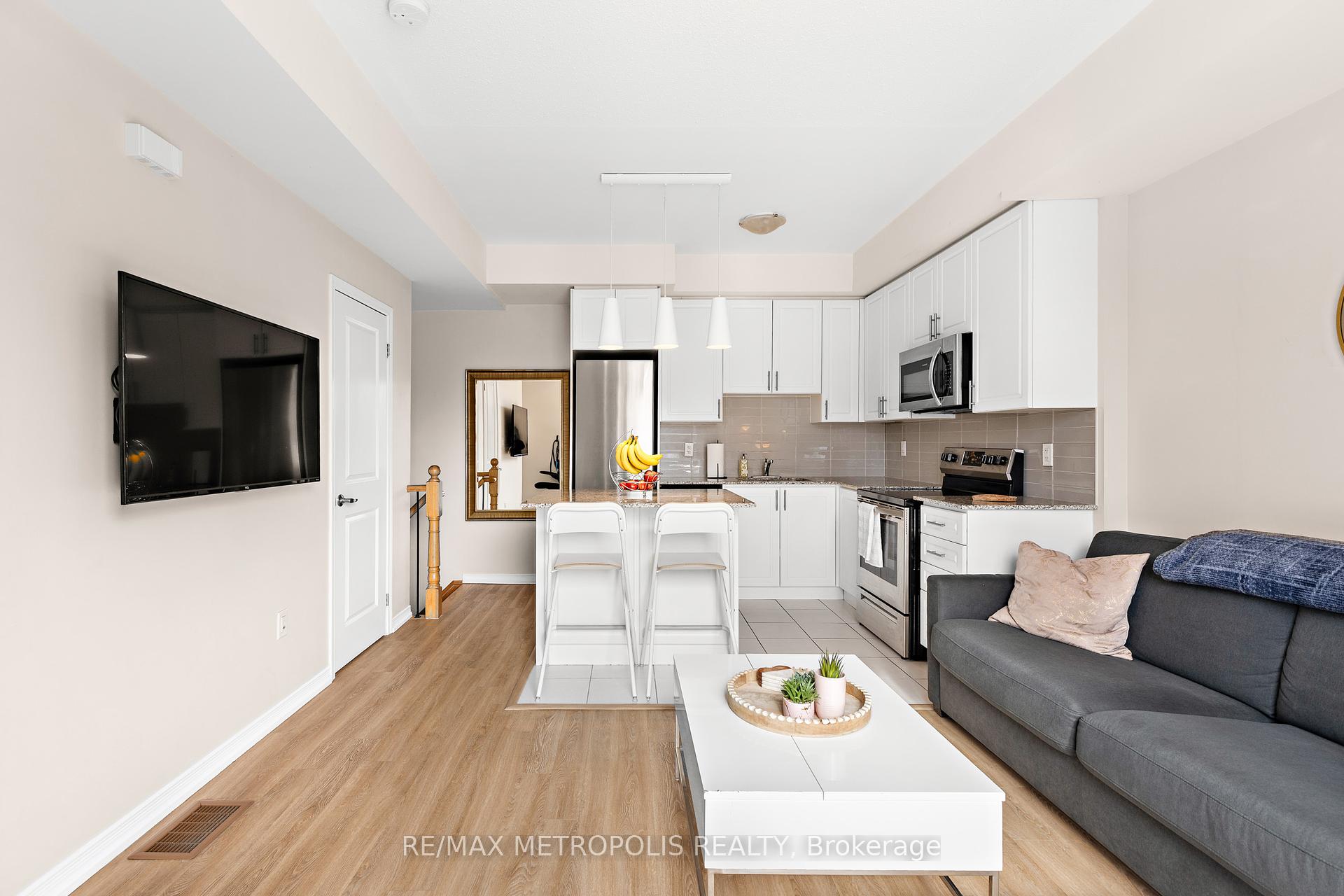 2 Bedrooms Condo at 24 Fieldway,  Toronto For sale