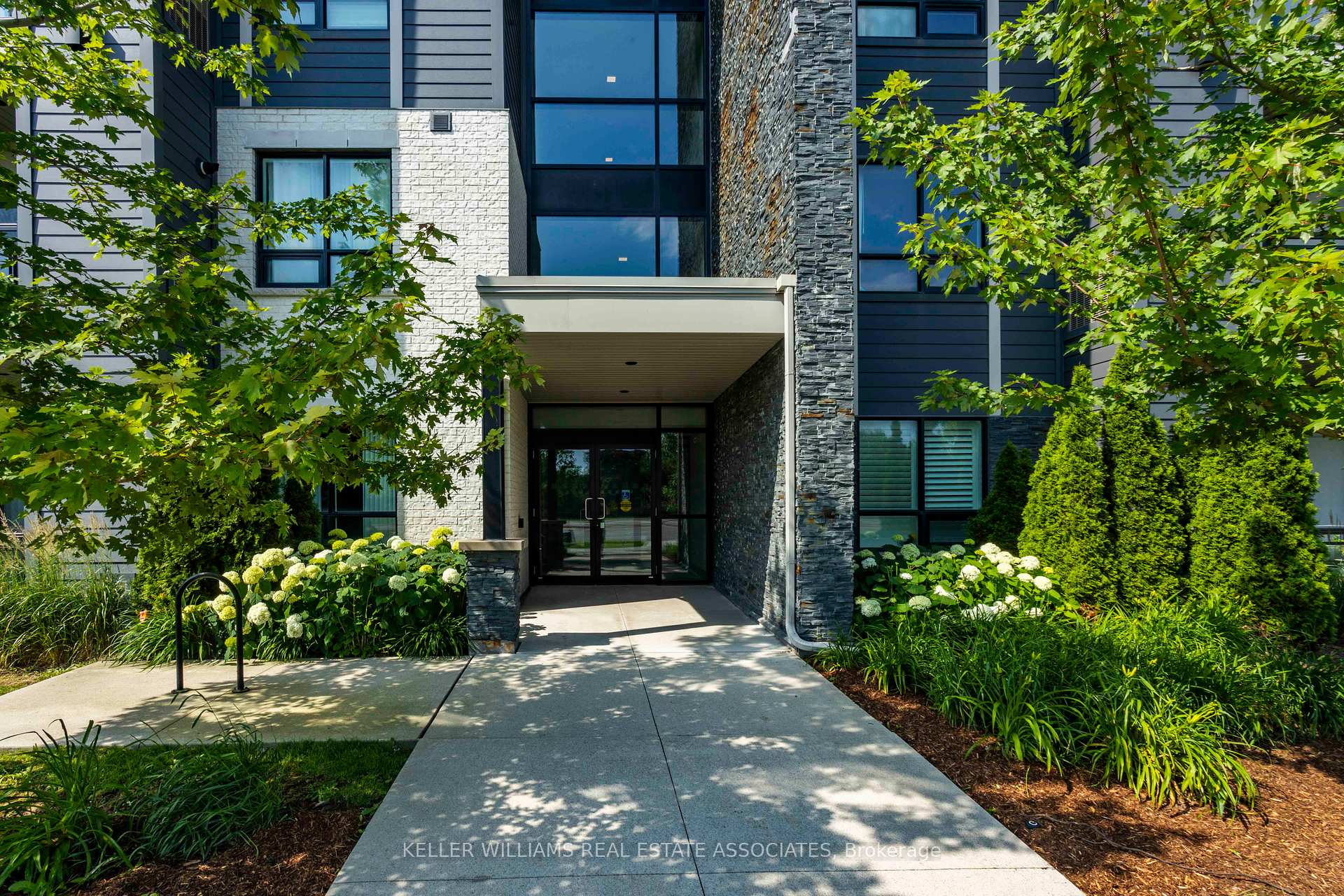 2 Bedrooms Condo at 3170 Erin Mills, Mississauga For sale