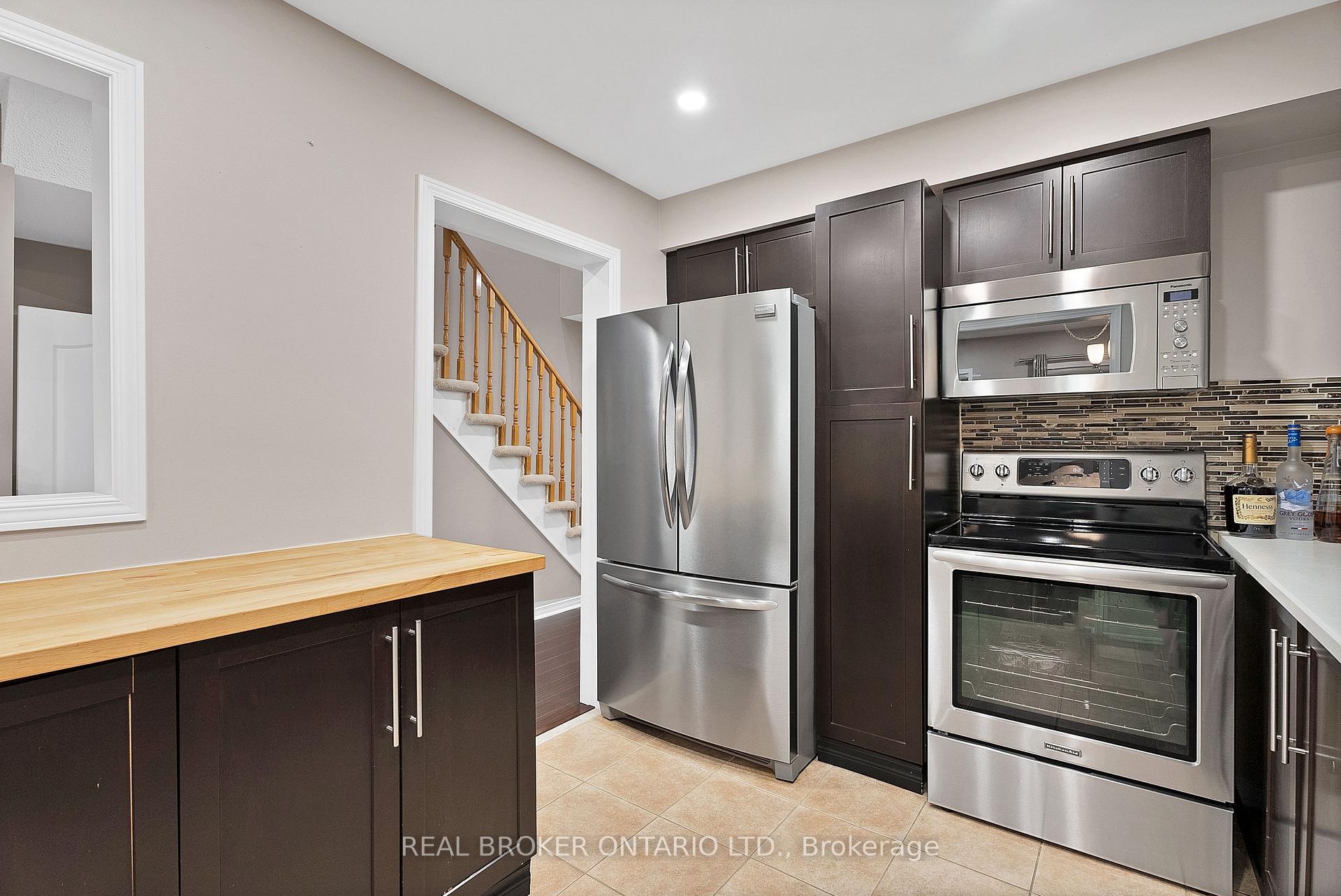 3 Bedrooms Condo at 7360 Zinnia, Mississauga For sale