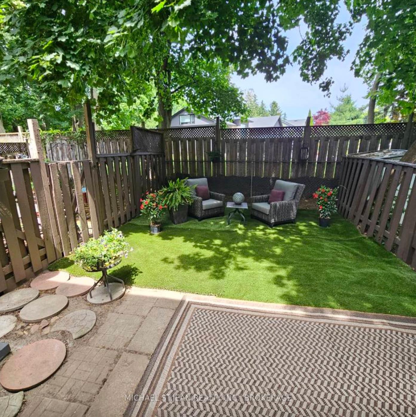 2 Bedrooms Condo at 621 Francis, Burlington For sale