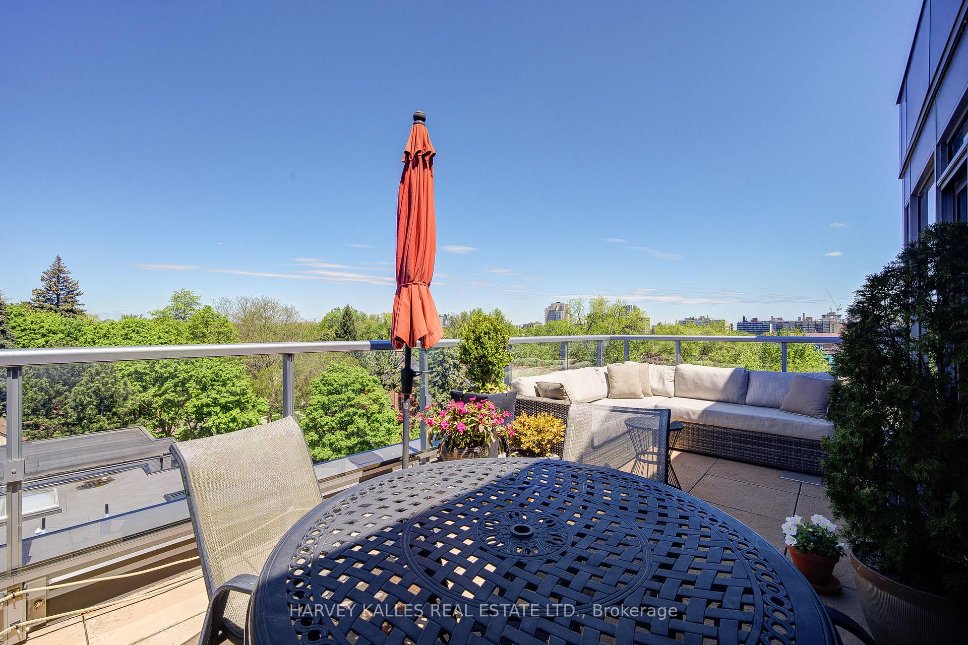 2 Bedrooms Condo at 6 Parkwood, Toronto For sale