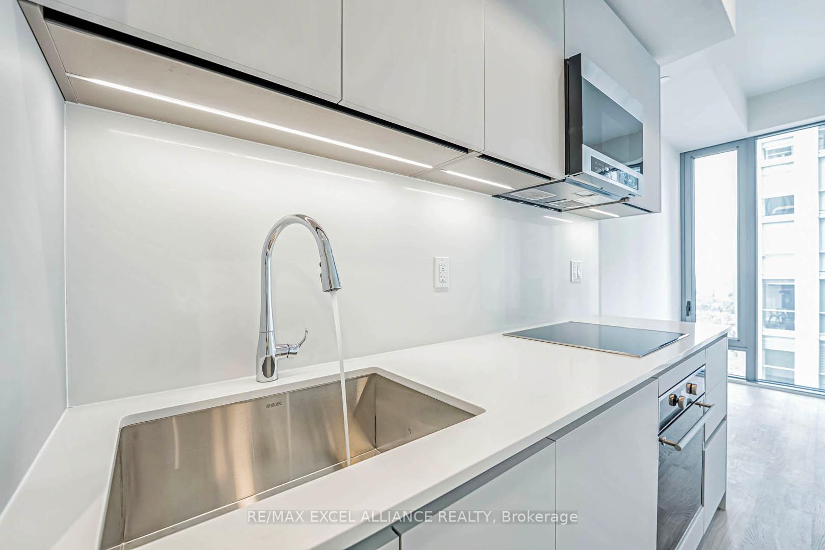 1 Bedroom Condo at 8 Cumberland,  Toronto For sale