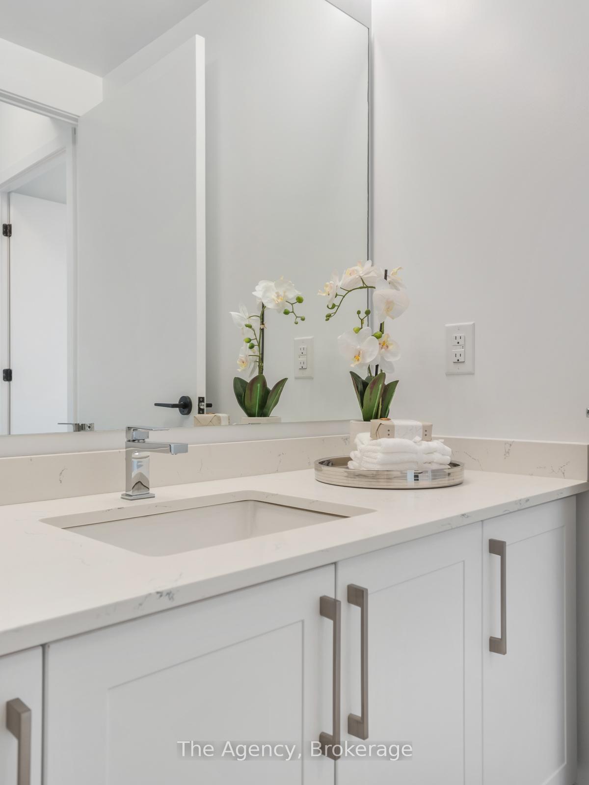 2 Bedrooms Condo at 2450 Old Bronte, Oakville For sale