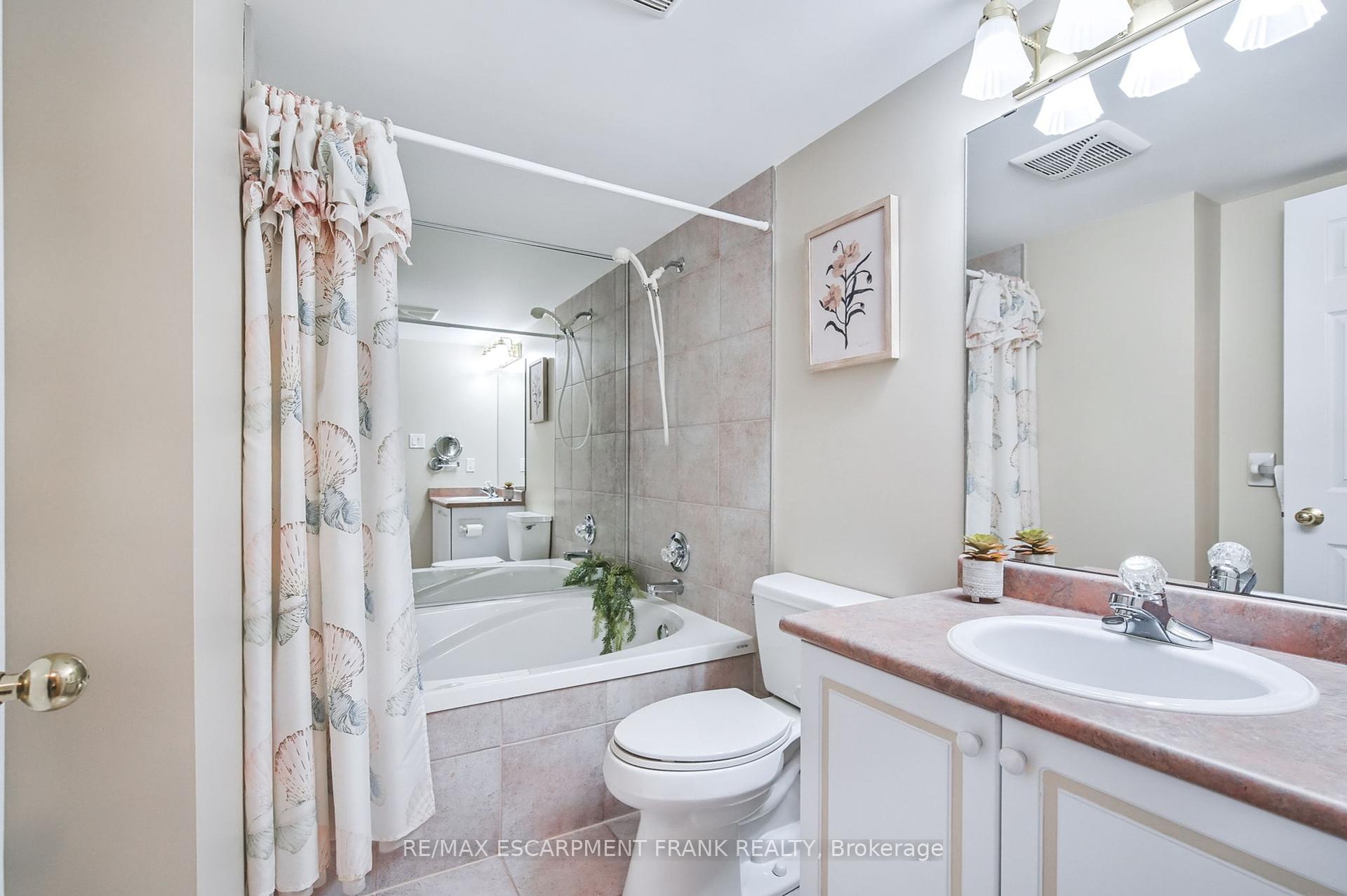 2 Bedrooms Condo at 970 Golf Links,  Hamilton For sale