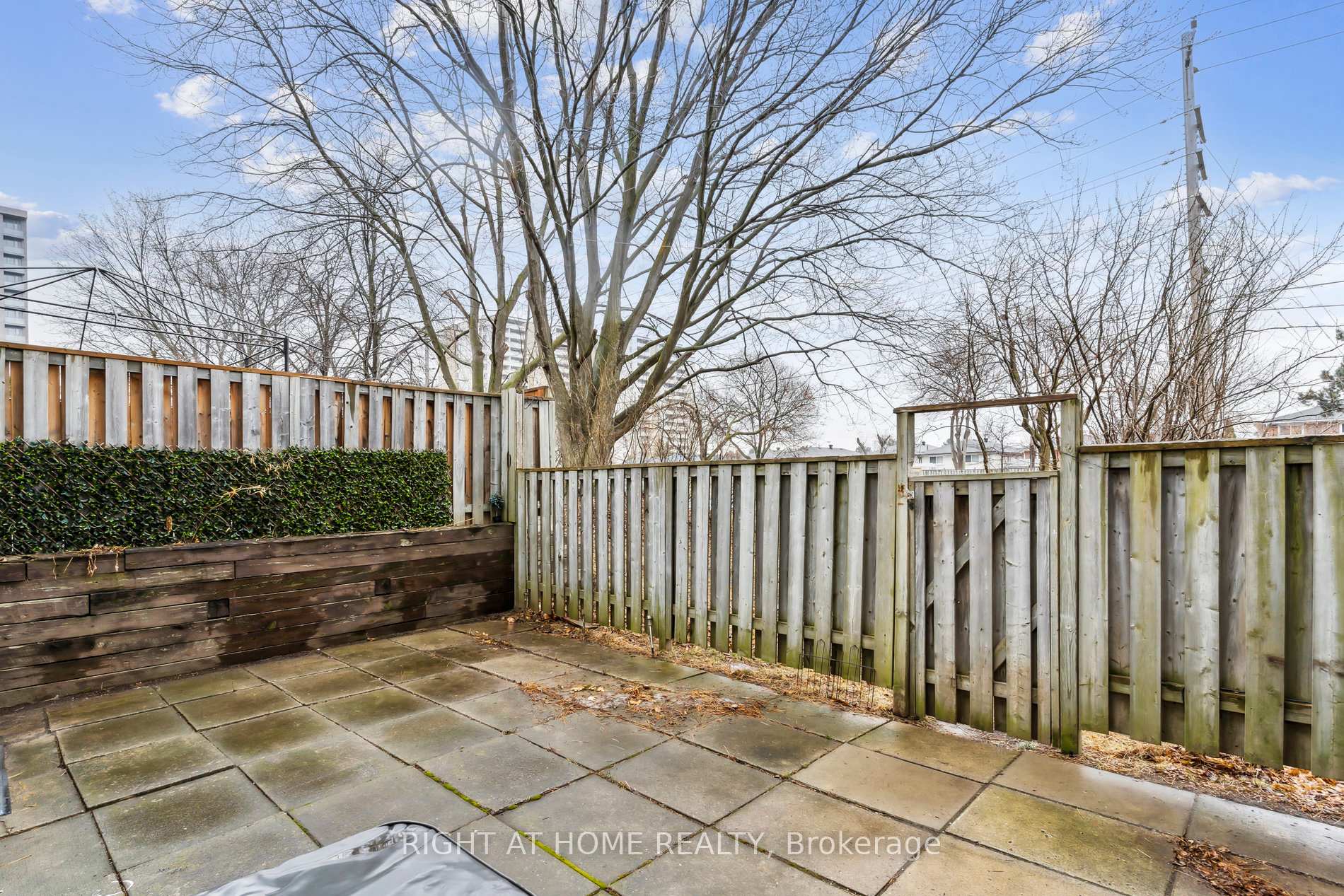 6 Bedrooms Condo at 44 Chester Le, Toronto For sale