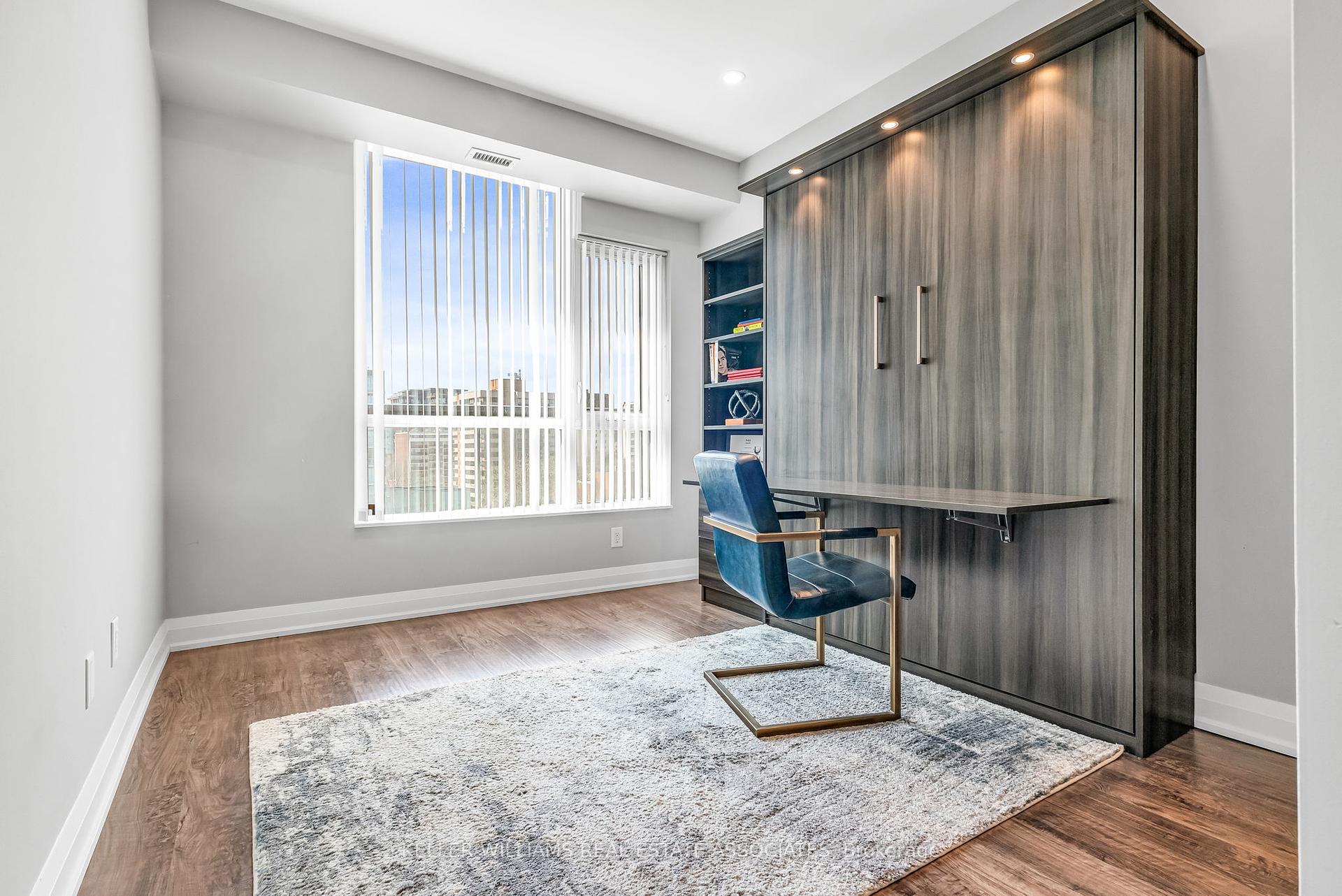 2 Bedrooms Condo at 1 Hurontario, Mississauga For sale