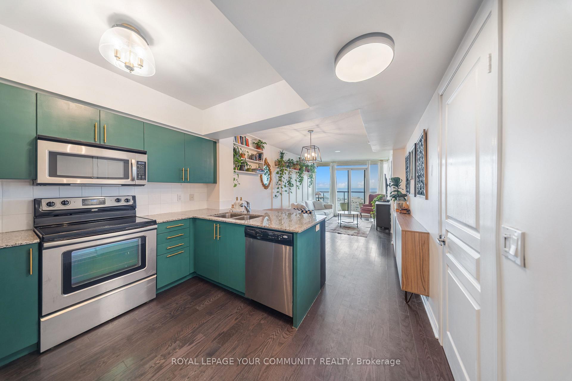 2 Bedrooms Condo at 15 Legion, Toronto For sale