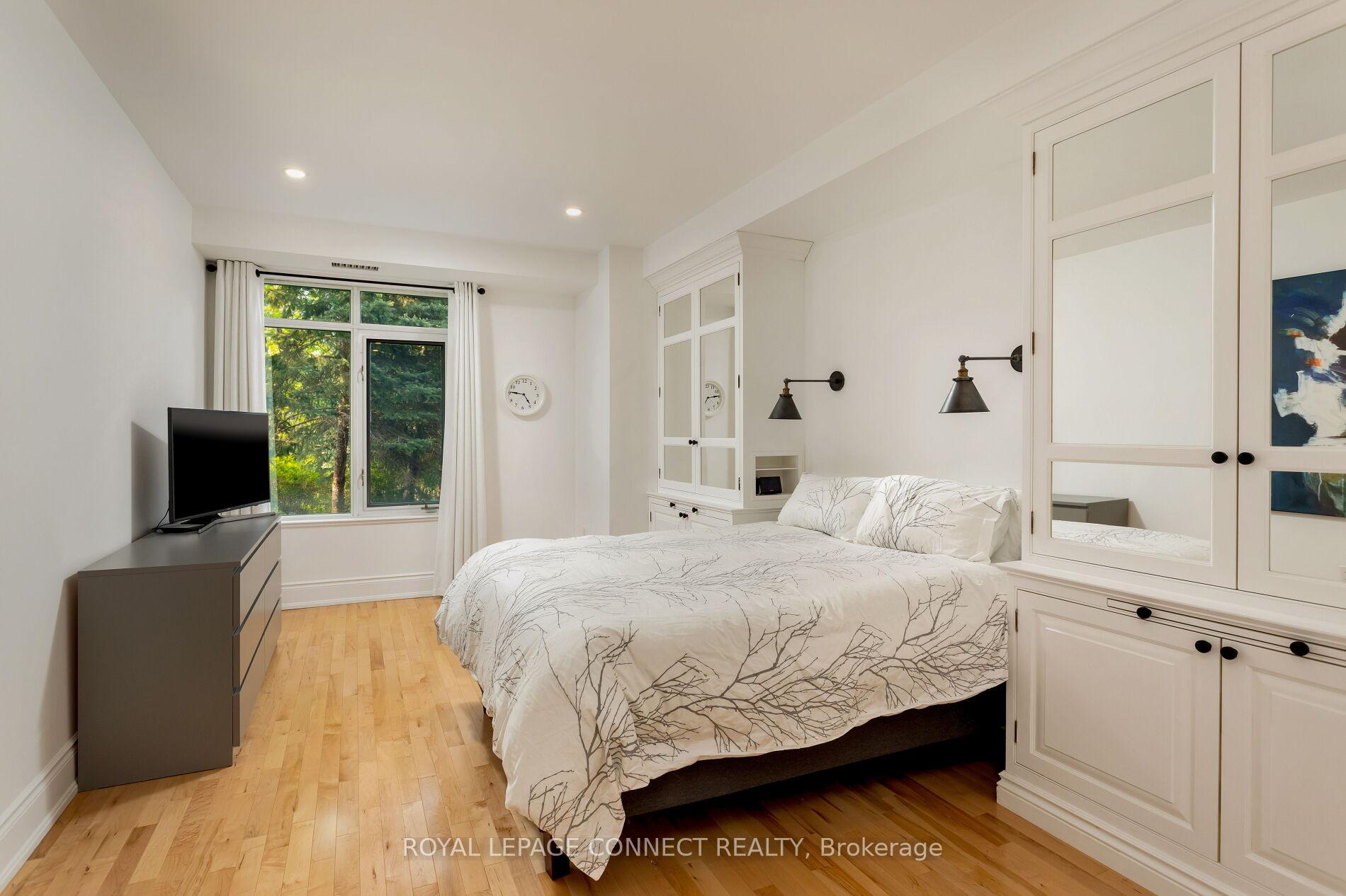 3 Bedrooms Condo at 12 Old Mill,  Toronto For sale