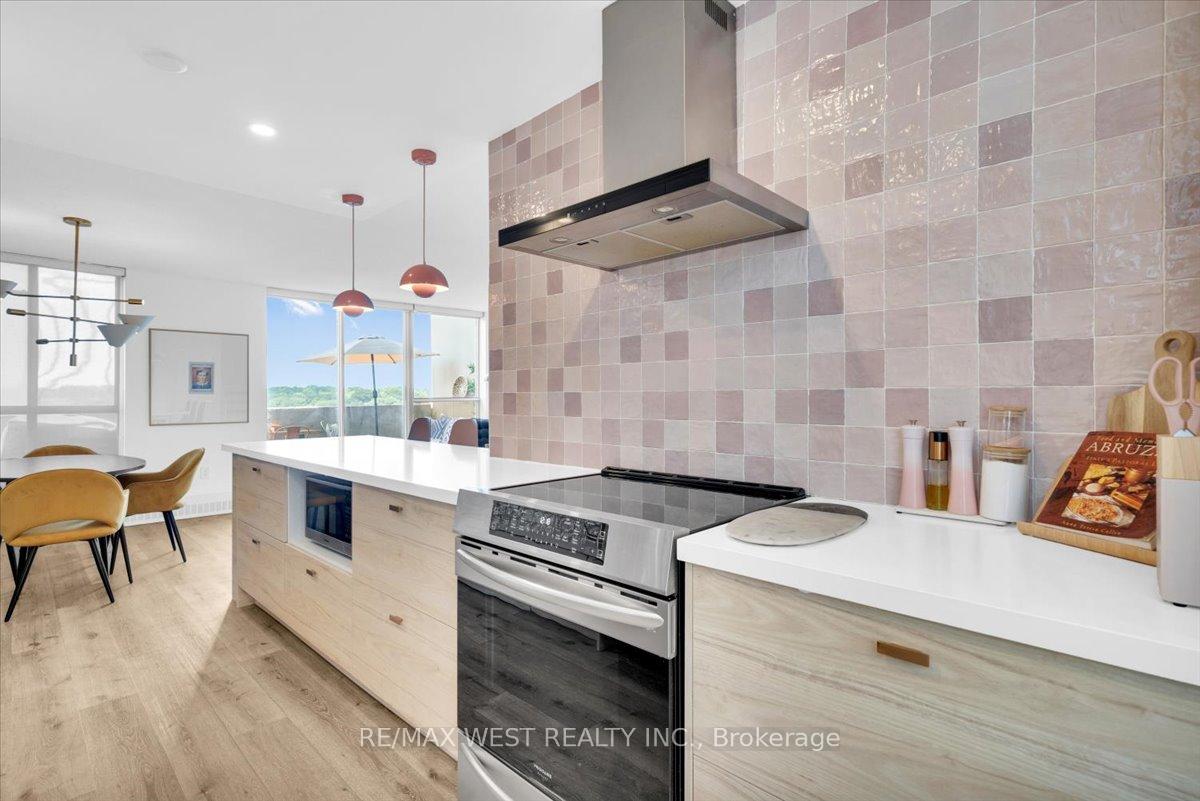 3 Bedrooms Condo at 35 Ormskirk, Toronto For sale