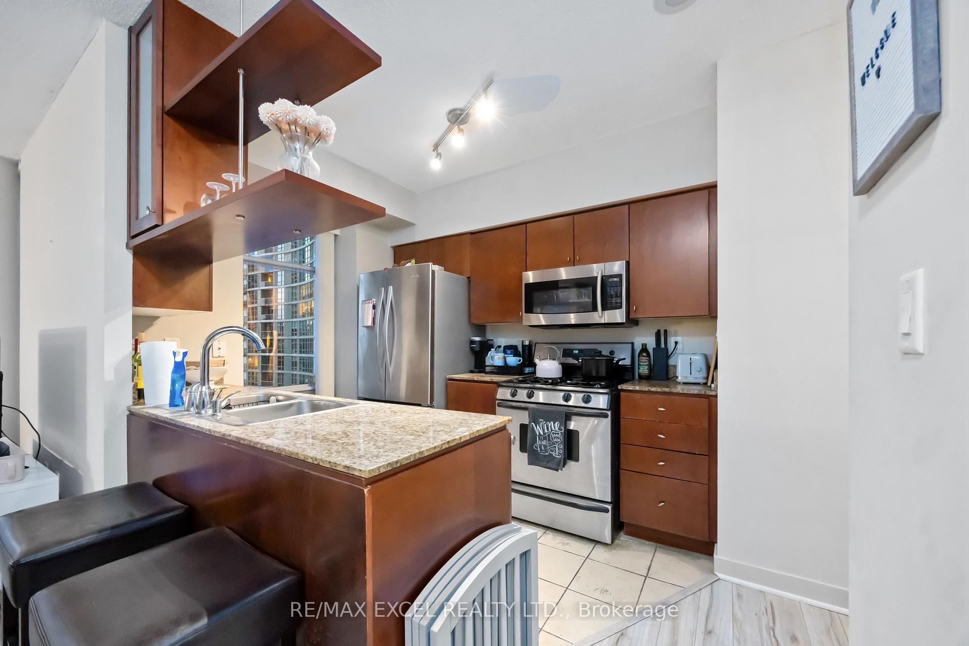 2 Bedrooms Condo at 35 Mariner, Toronto For sale