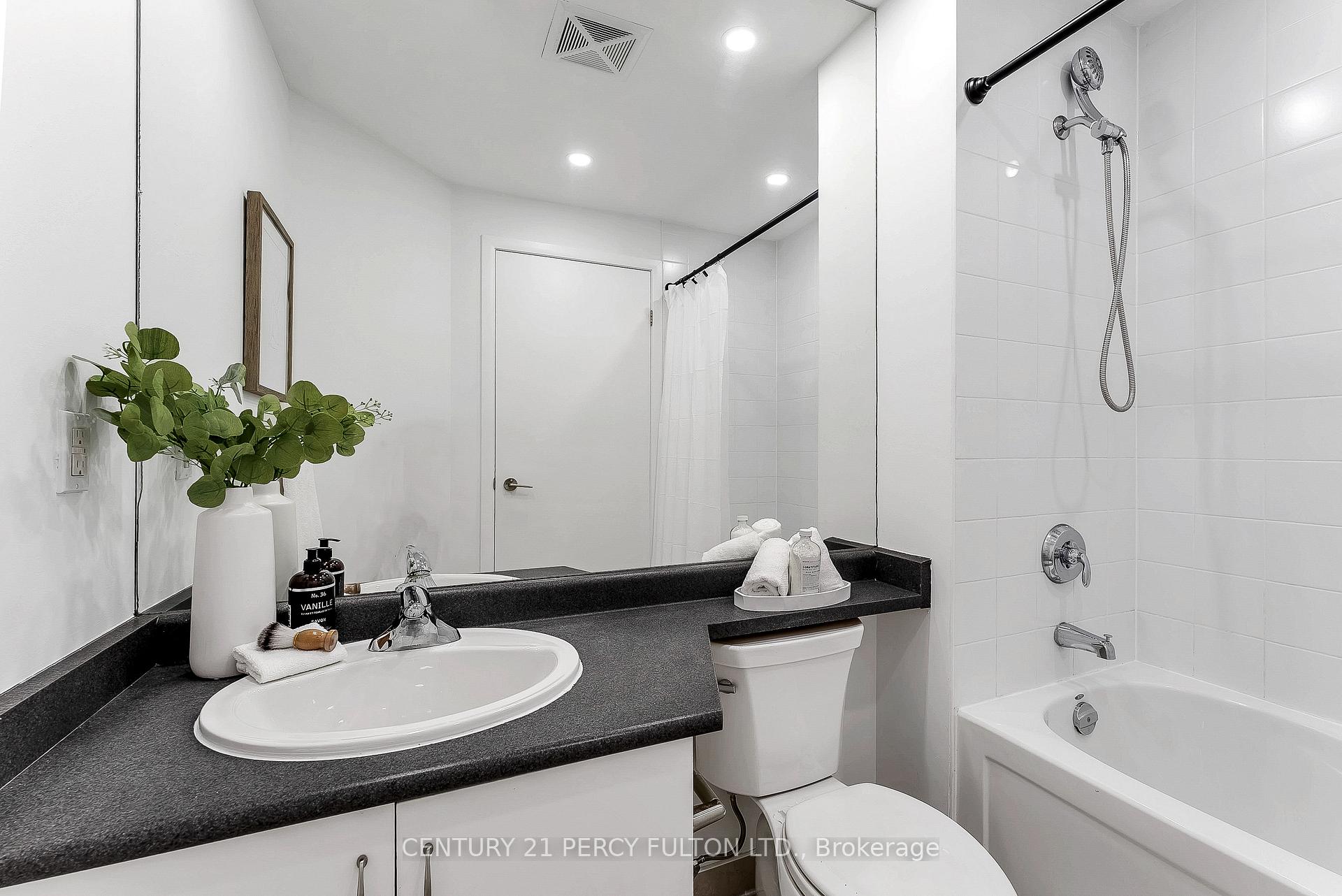 2 Bedrooms Condo at 209 Fort York, Toronto For sale