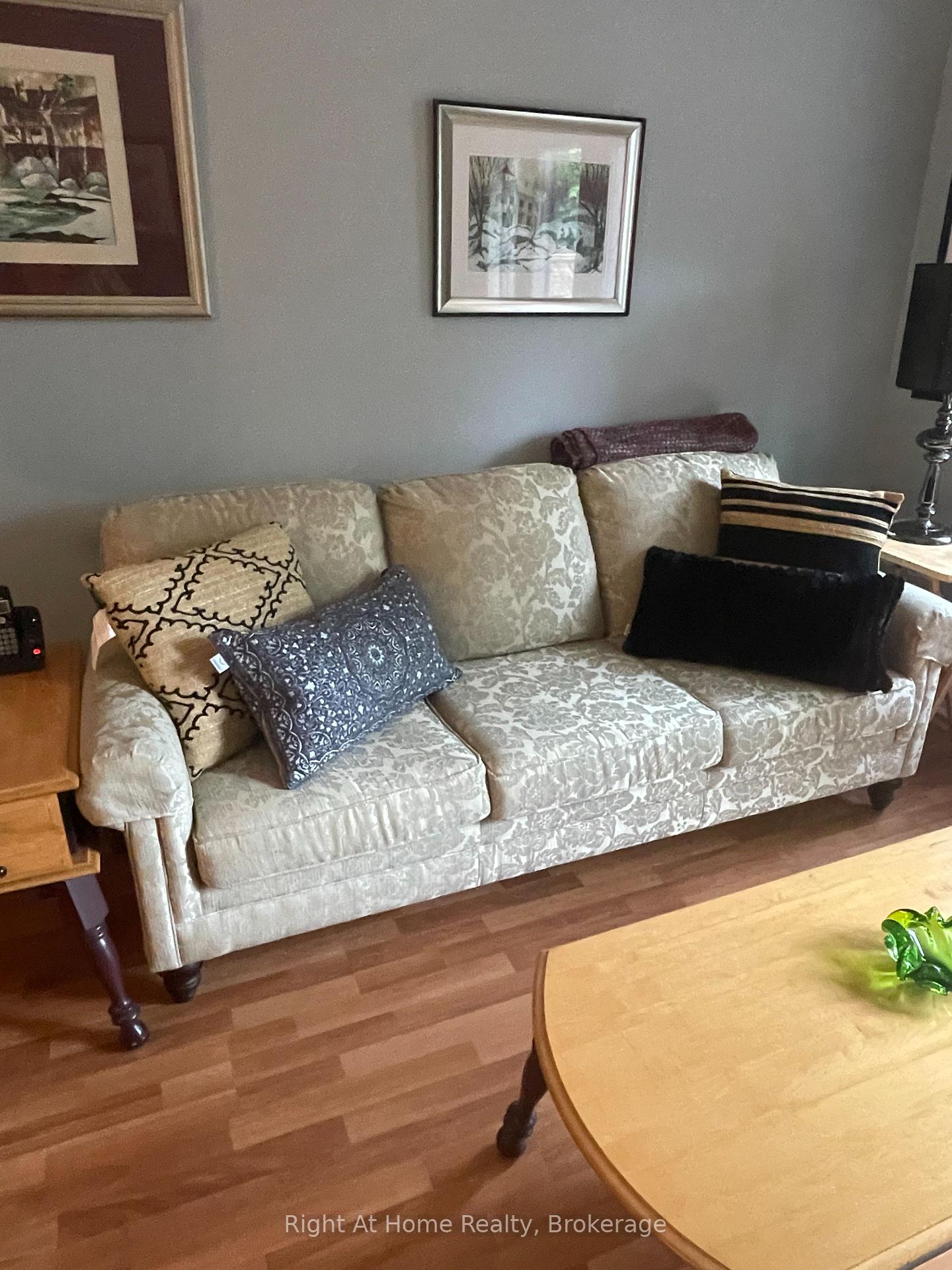 2 Bedrooms Condo at 84 Greentrail, Hamilton For sale