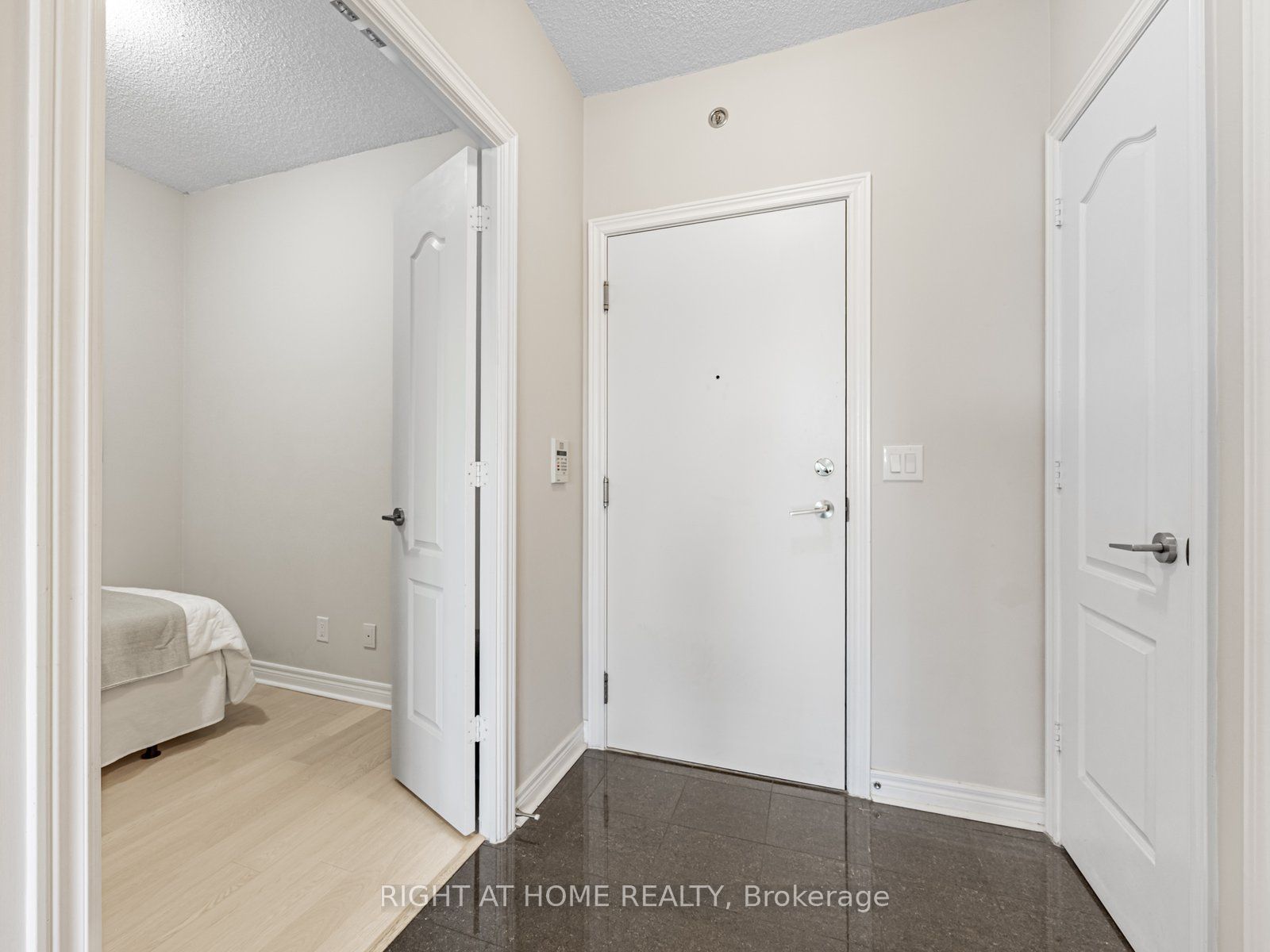 2756 Old Leslie Street, #811