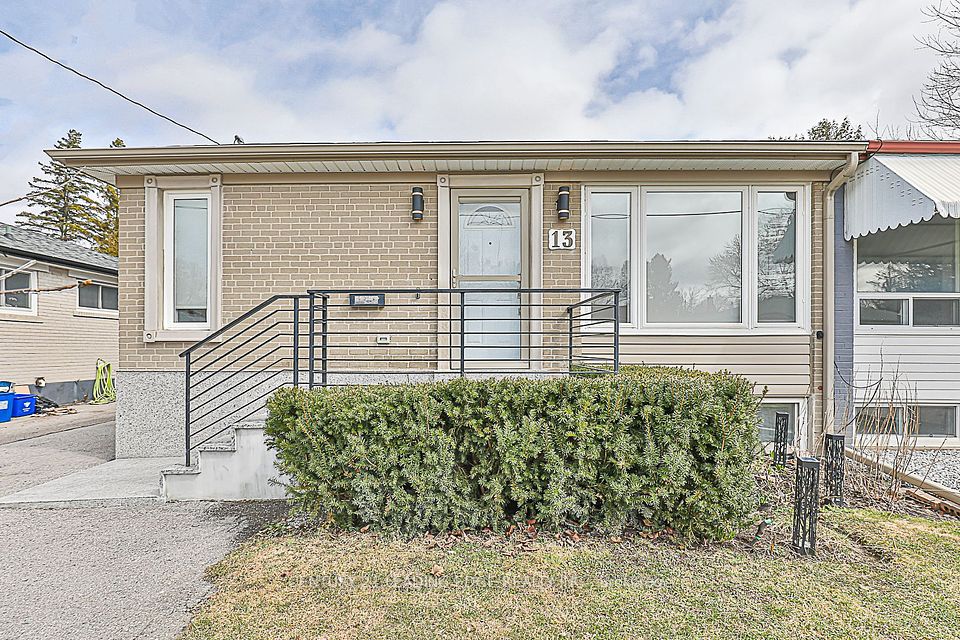 13 Richardson Drive, Aurora, ON L4G 1Y9