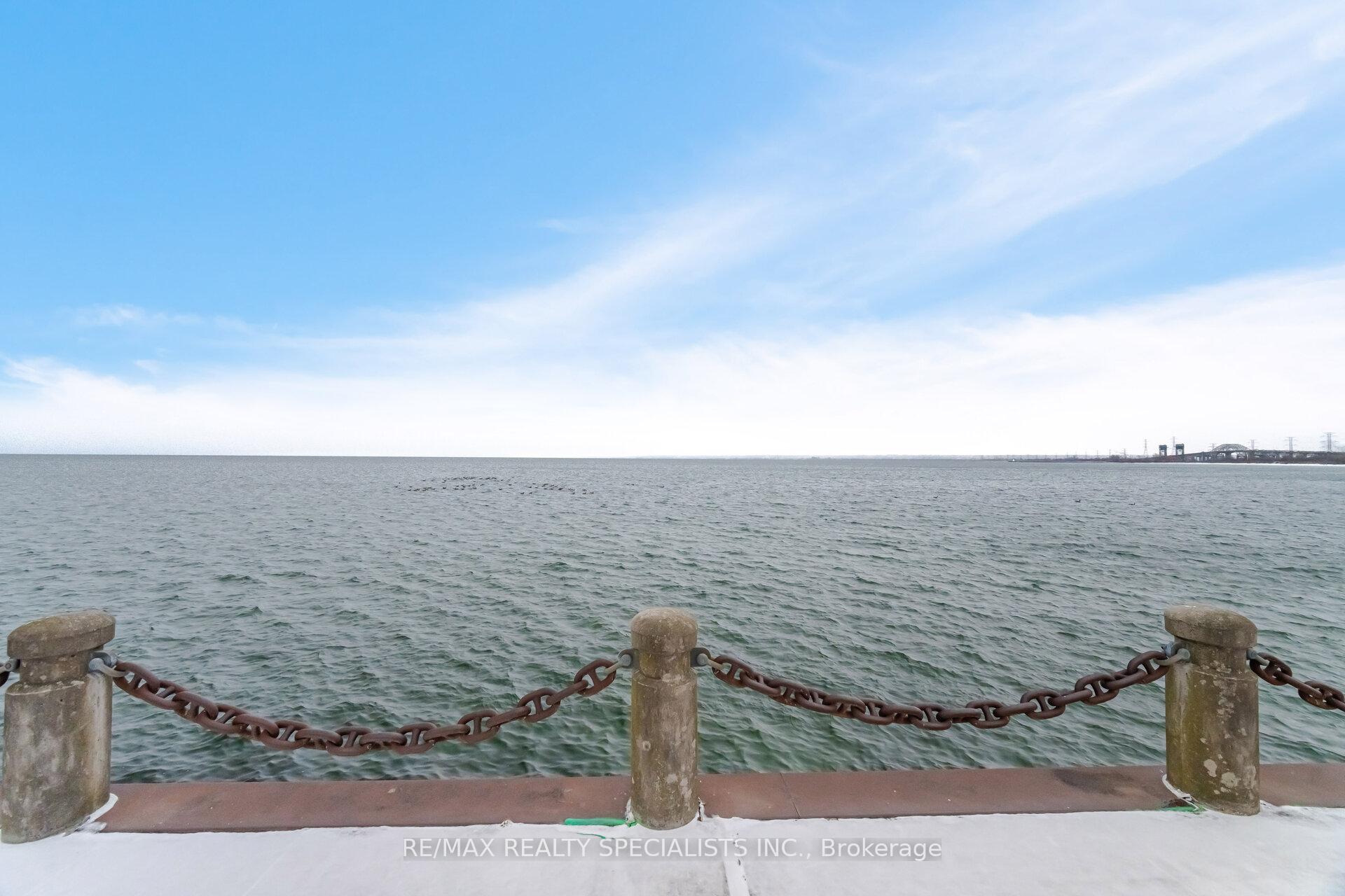 3 Bedrooms Condo at 1477 Lakeshore,  Burlington For sale