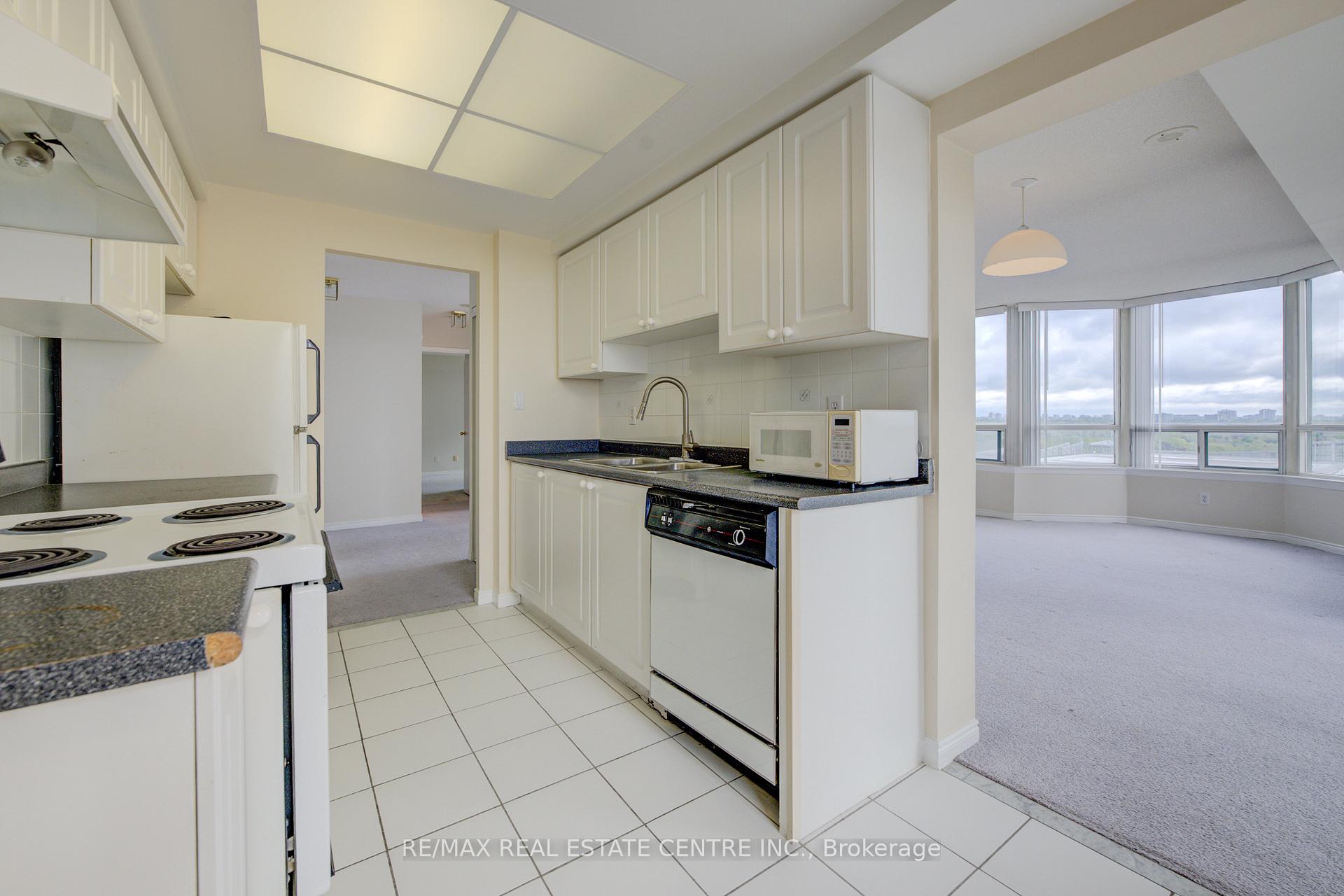 2 Bedrooms Condo at 135 Hillcrest, Mississauga For sale