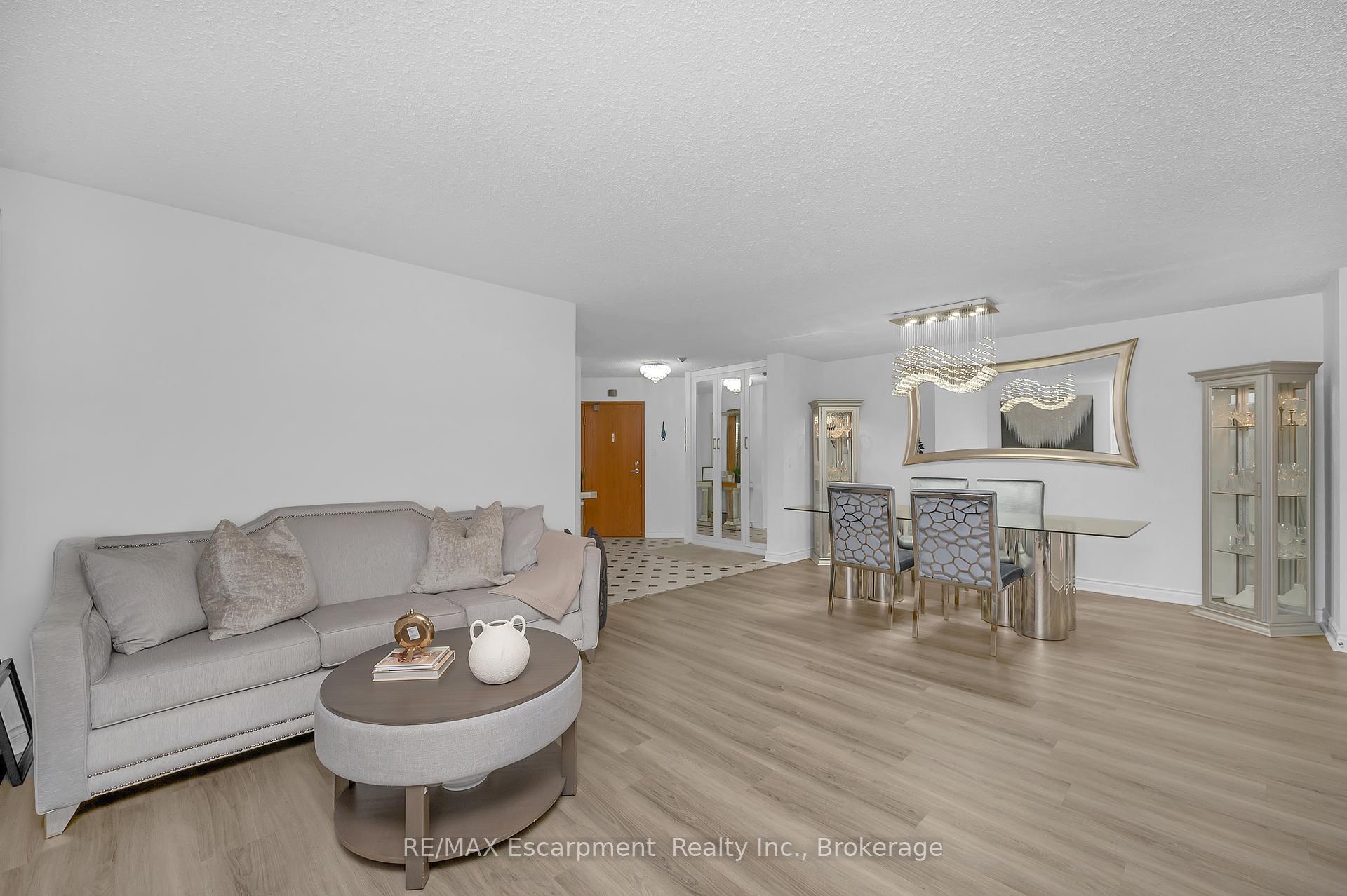 3 Bedrooms Condo at 1237 North Shore, Burlington For sale