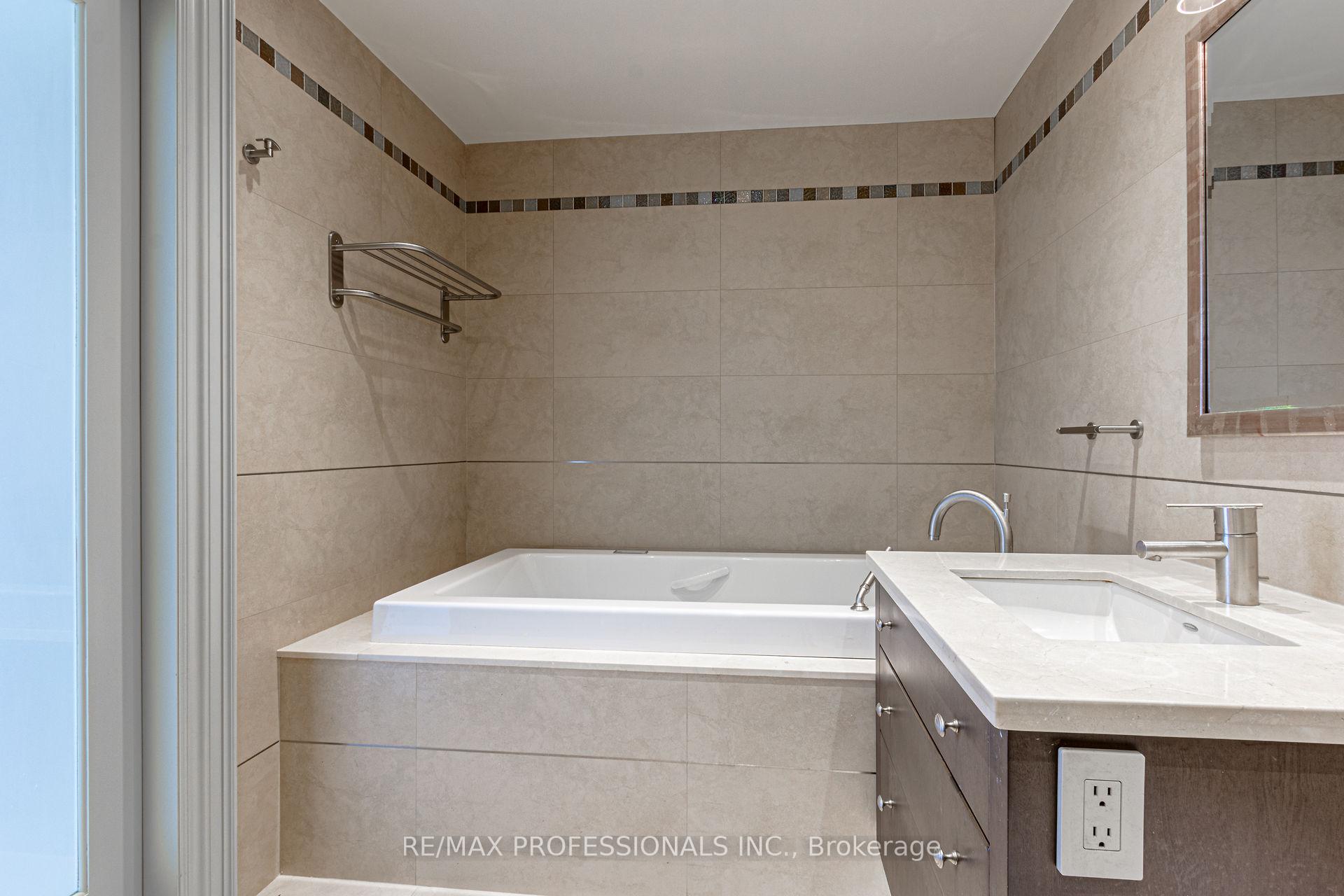 3 Bedrooms Condo at 2045 Lake Shore,  Toronto For sale