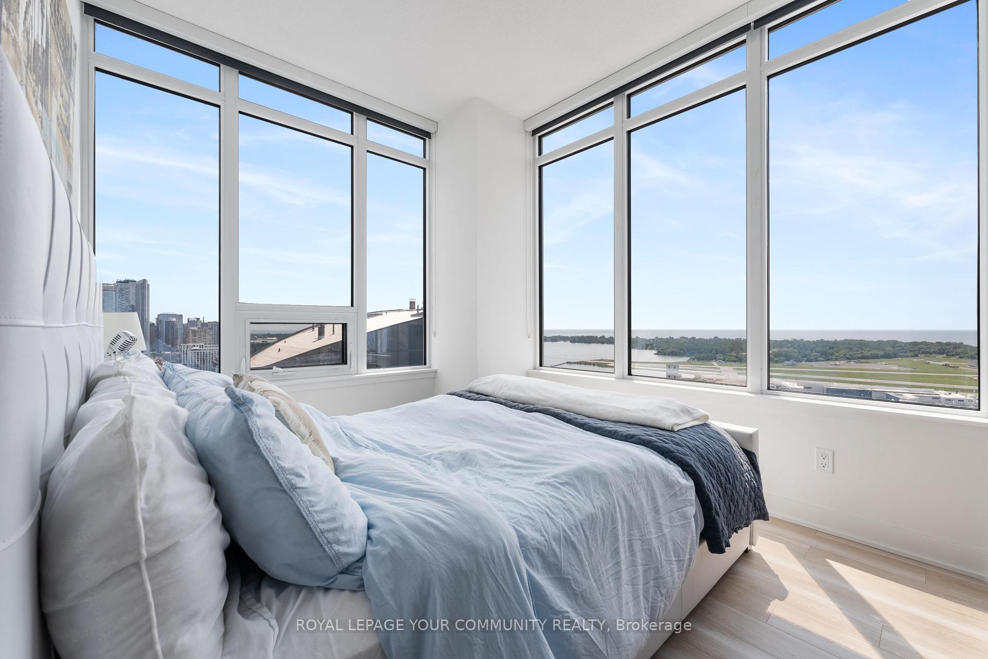 3 Bedrooms Condo at 17 Bathurst, Toronto For sale