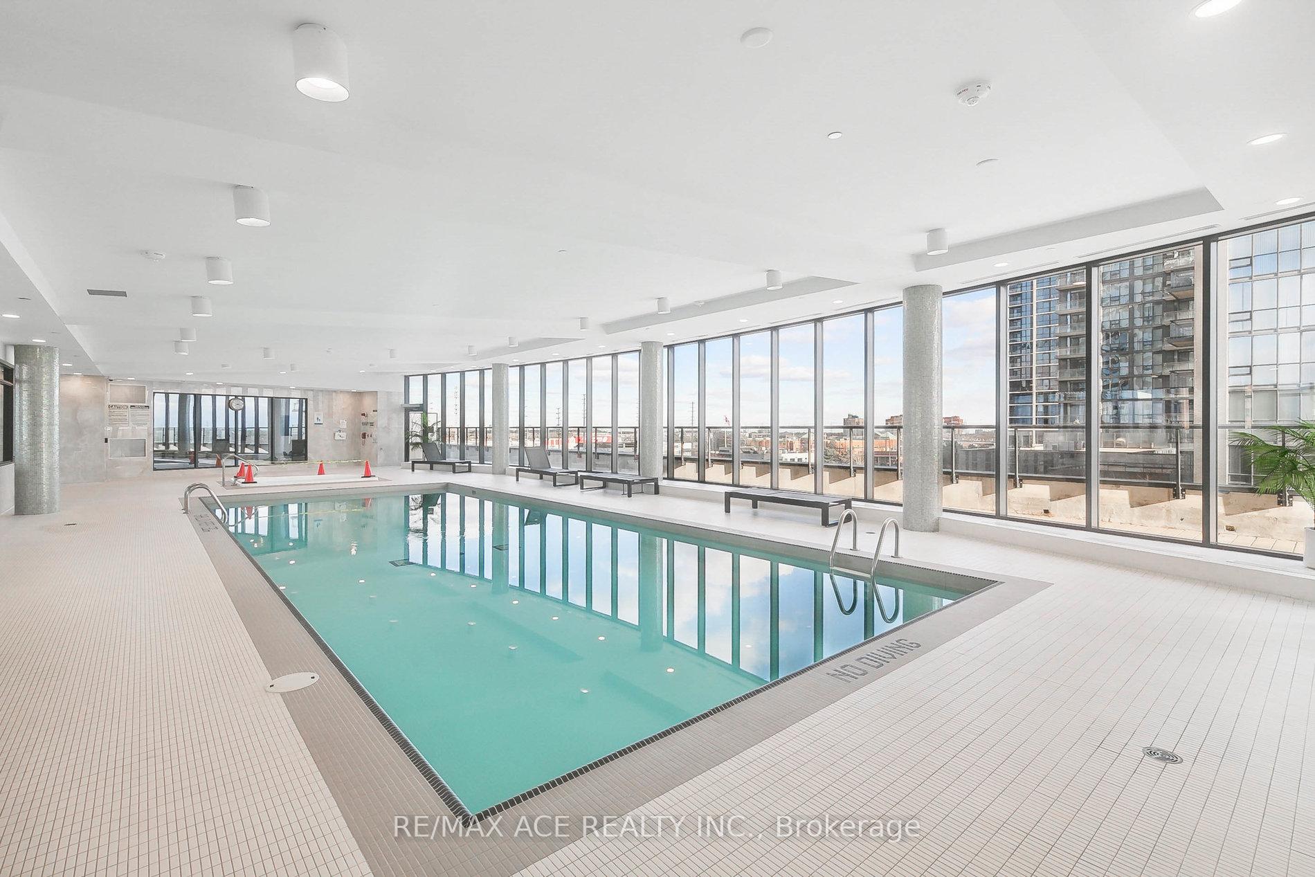 2 Bedrooms Condo at 65 Watergarden, Mississauga For sale