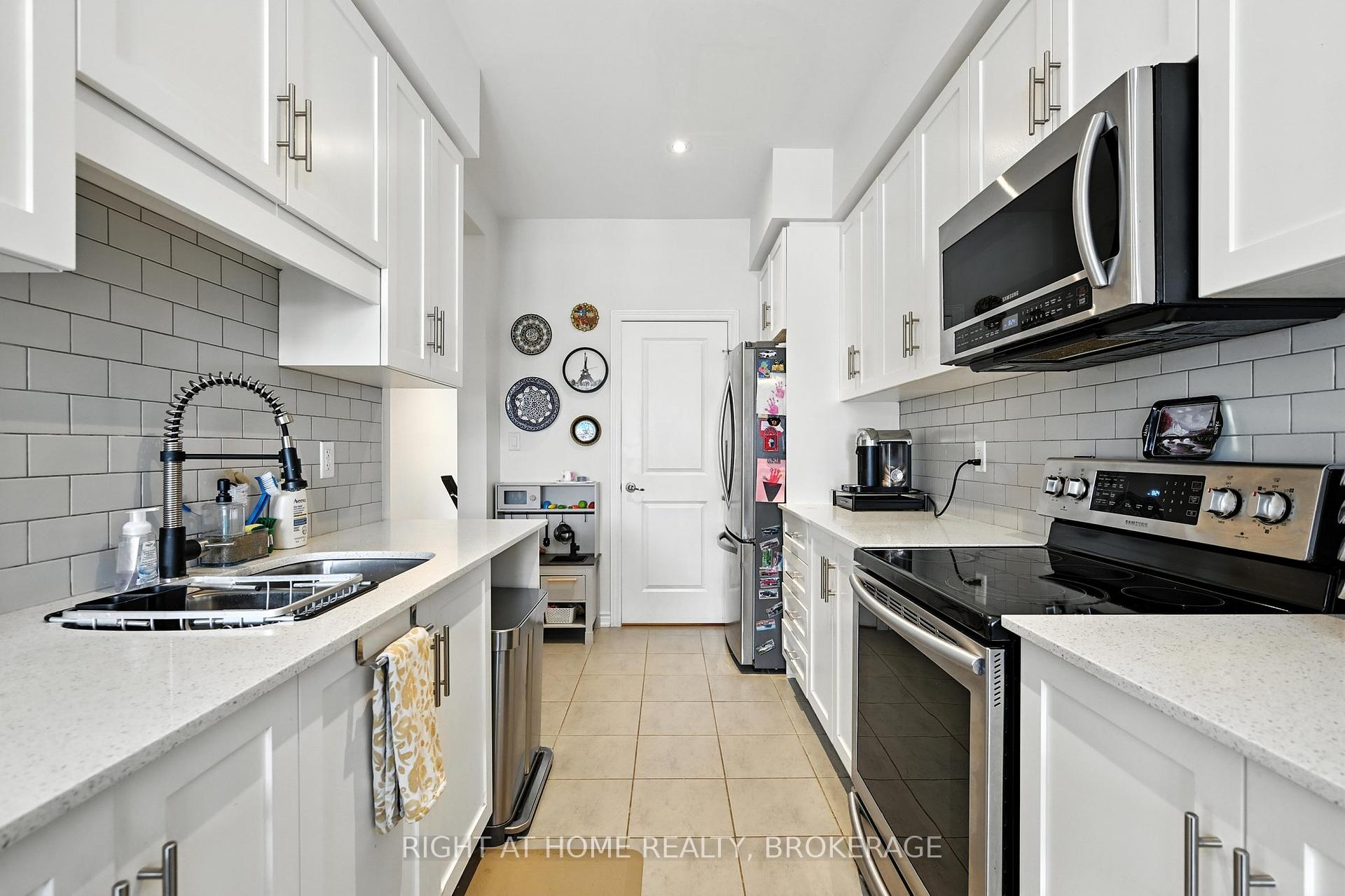 2 Bedrooms Condo at 377 GLANCASTER, Hamilton For sale