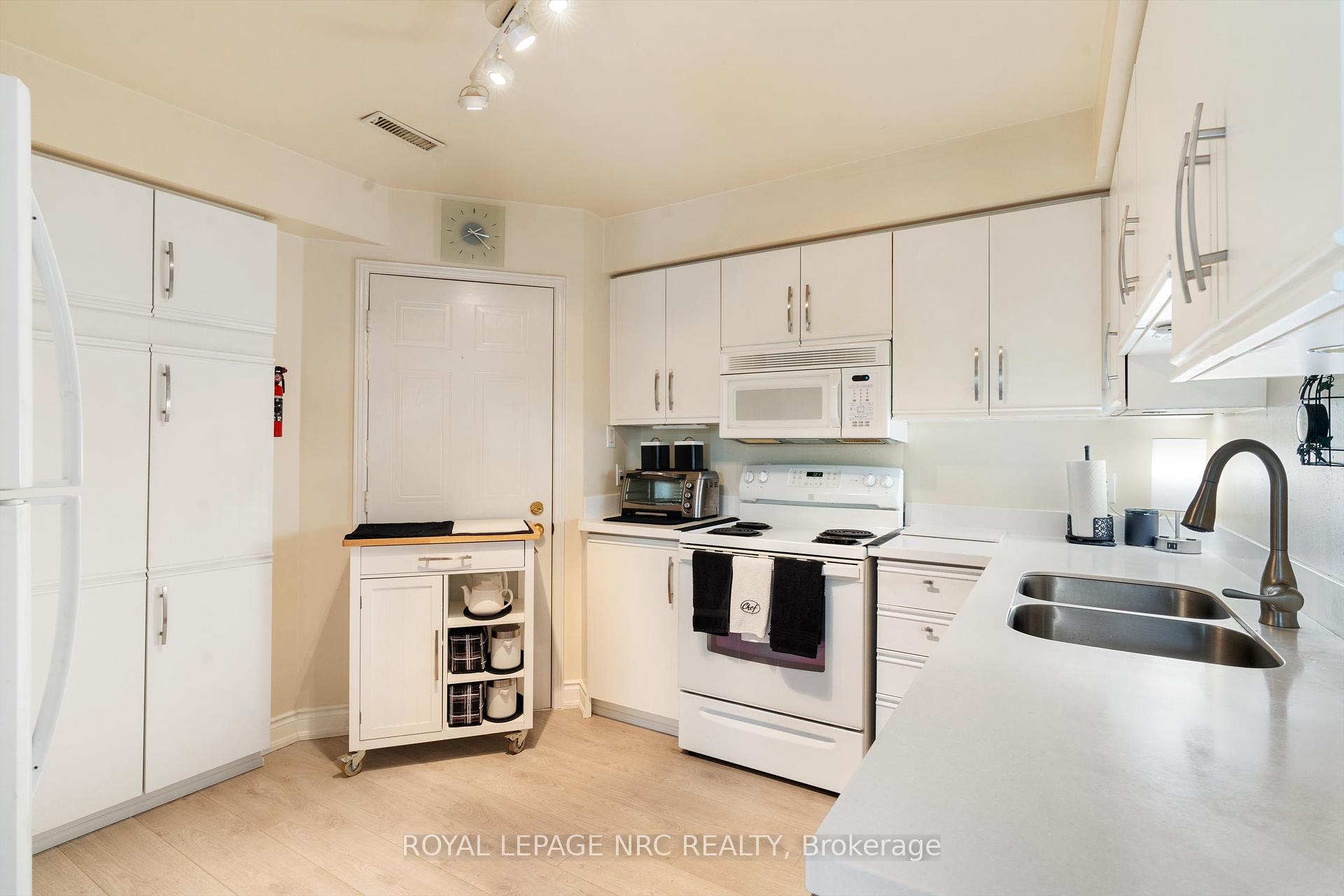 2 Bedrooms Condo at 2530 Northhampton, Burlington For sale