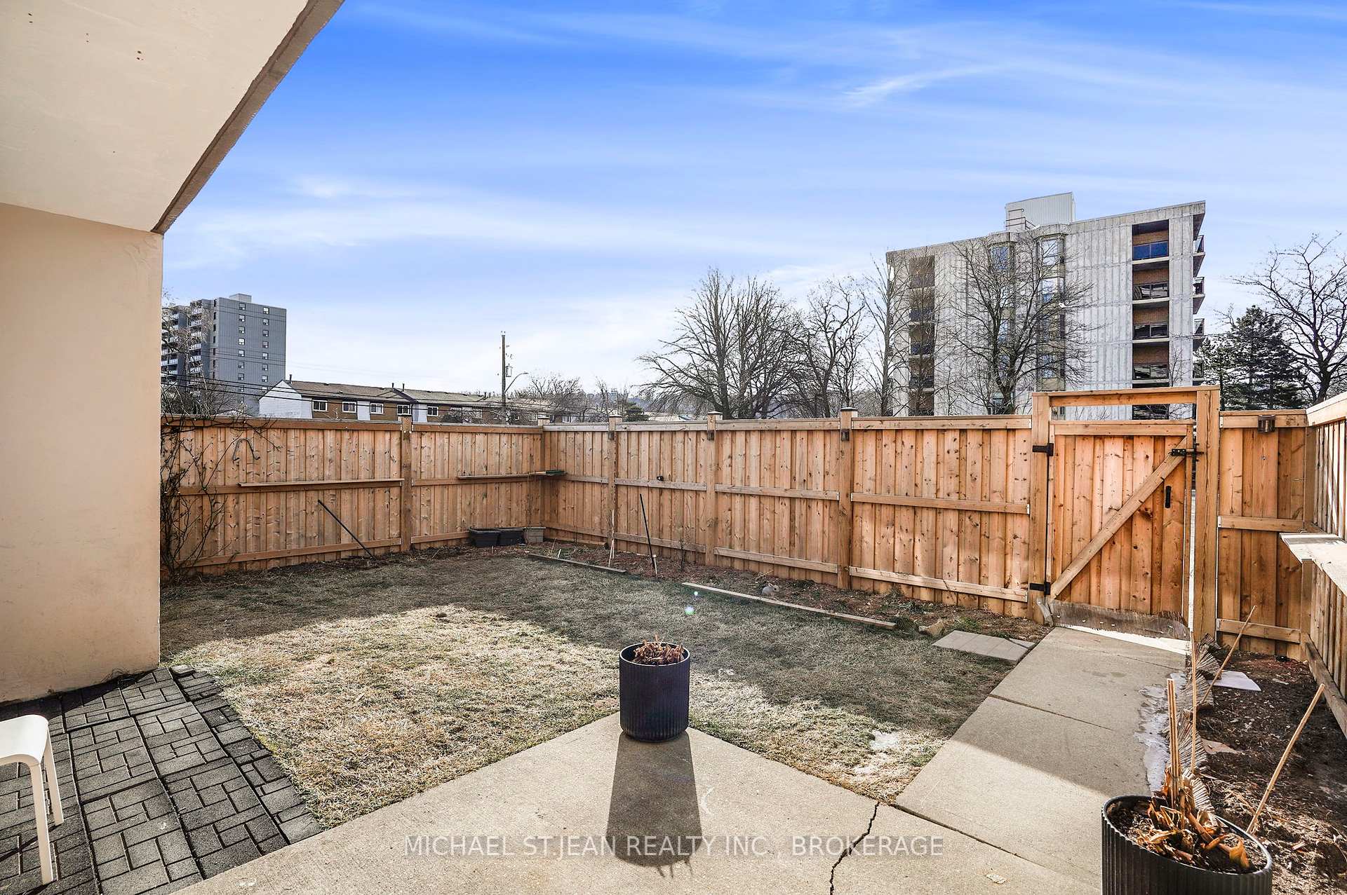 3 Bedrooms Condo at 15 Albright,  Hamilton For sale