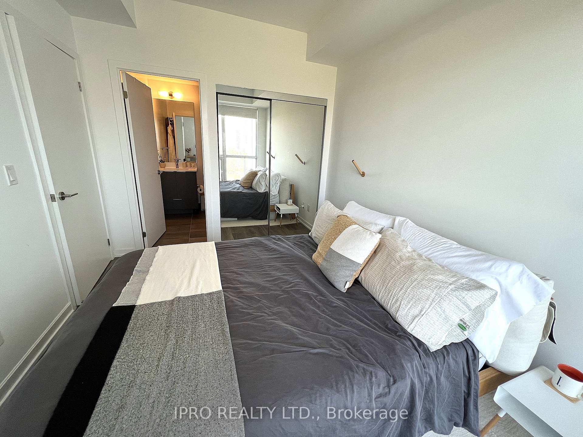 2 Bedrooms Condo at 32 Forest Manor, Toronto For sale