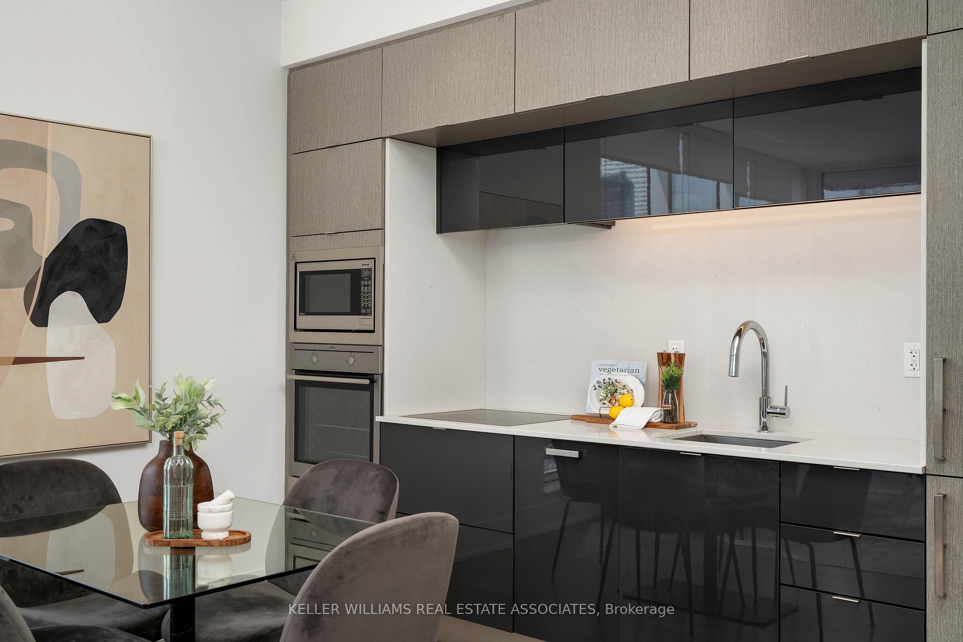 2 Bedrooms Condo at 10 York, Toronto For sale
