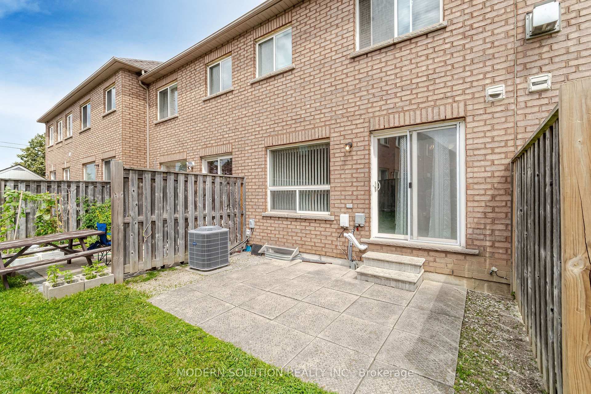 3 Bedrooms Condo at 525 Novo Star, Mississauga For sale