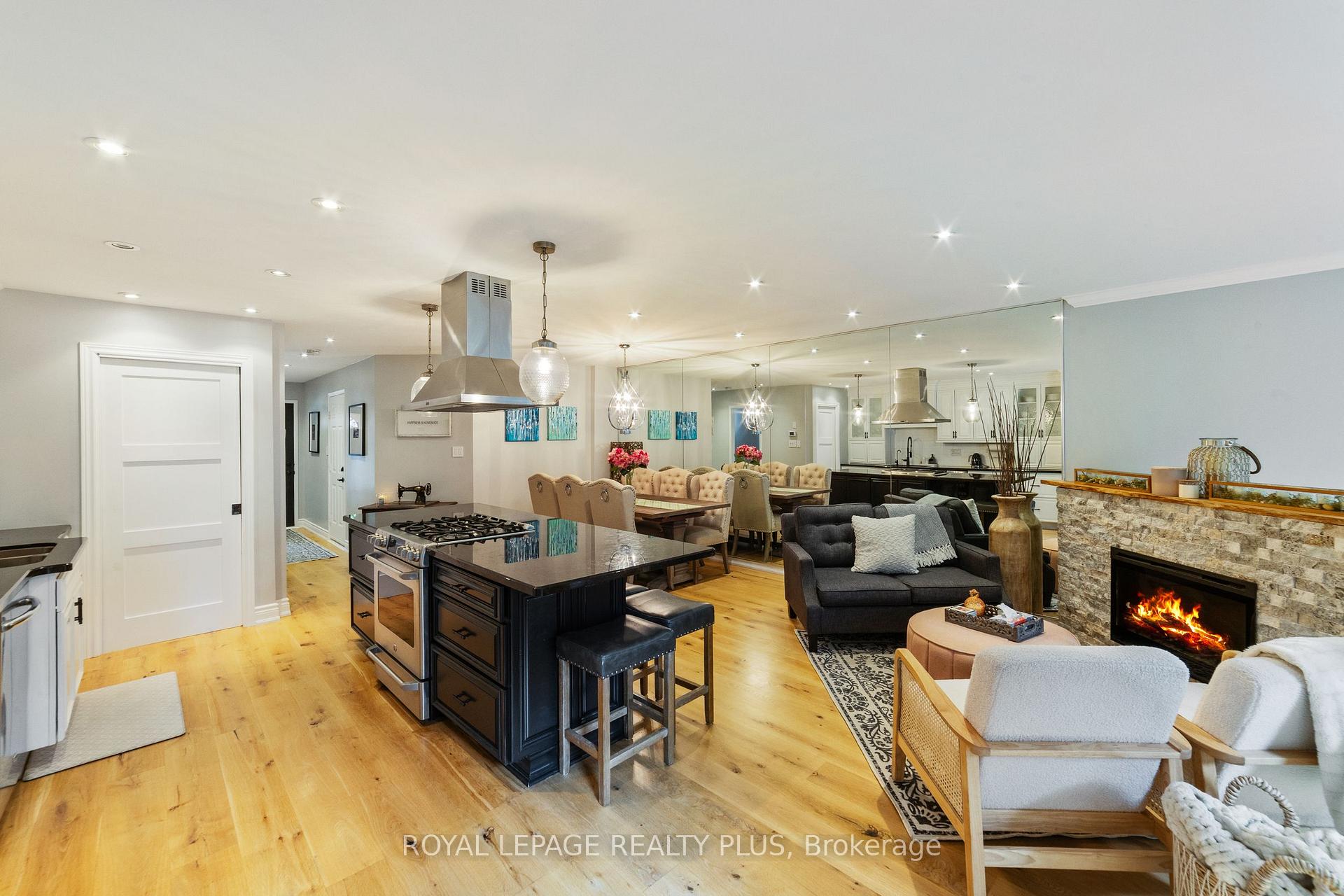 3 Bedrooms Condo at 928 Queen, Mississauga For sale