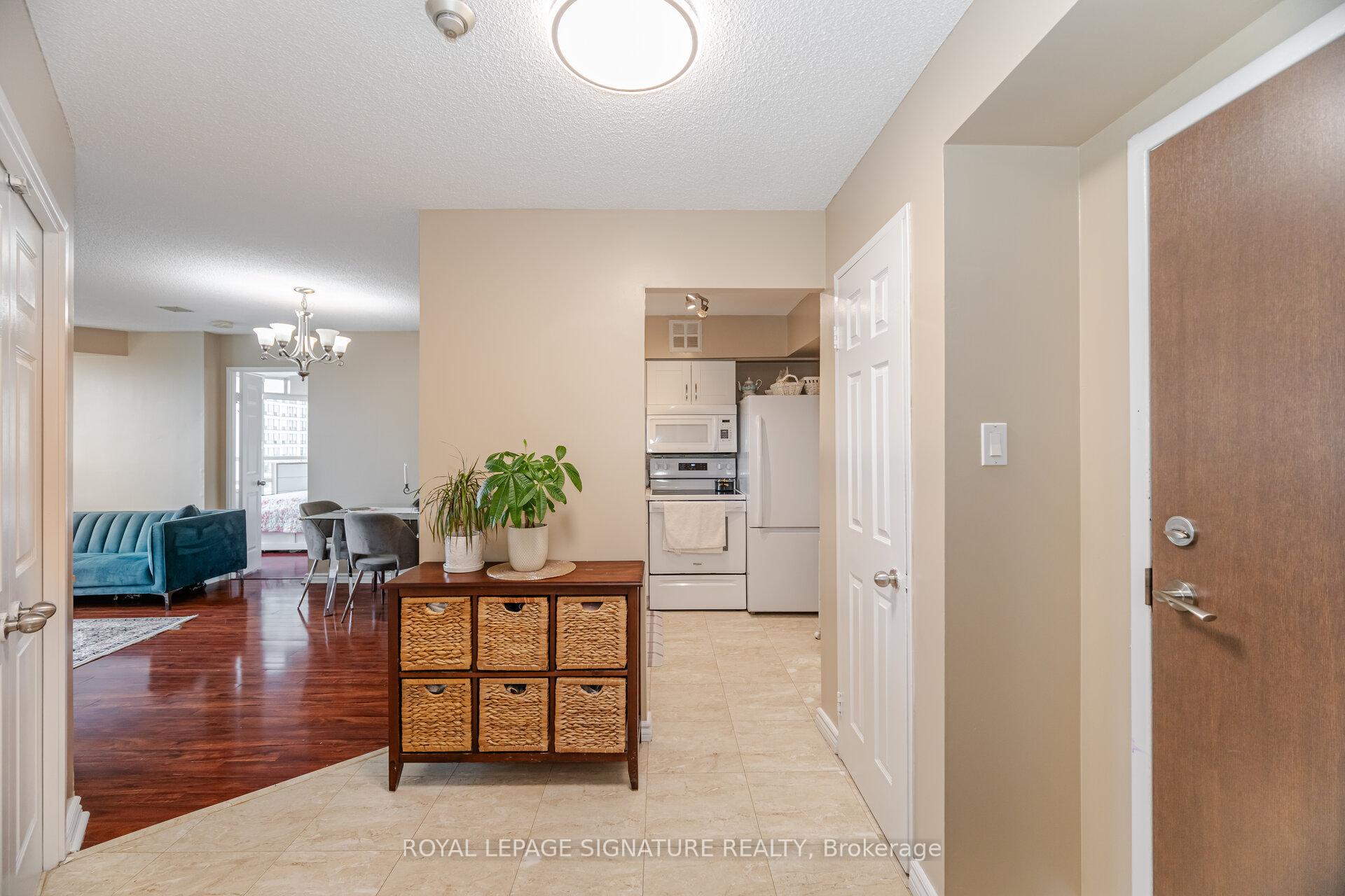 3 Bedrooms Condo at 50 Kingsbridge Garden, Mississauga For sale