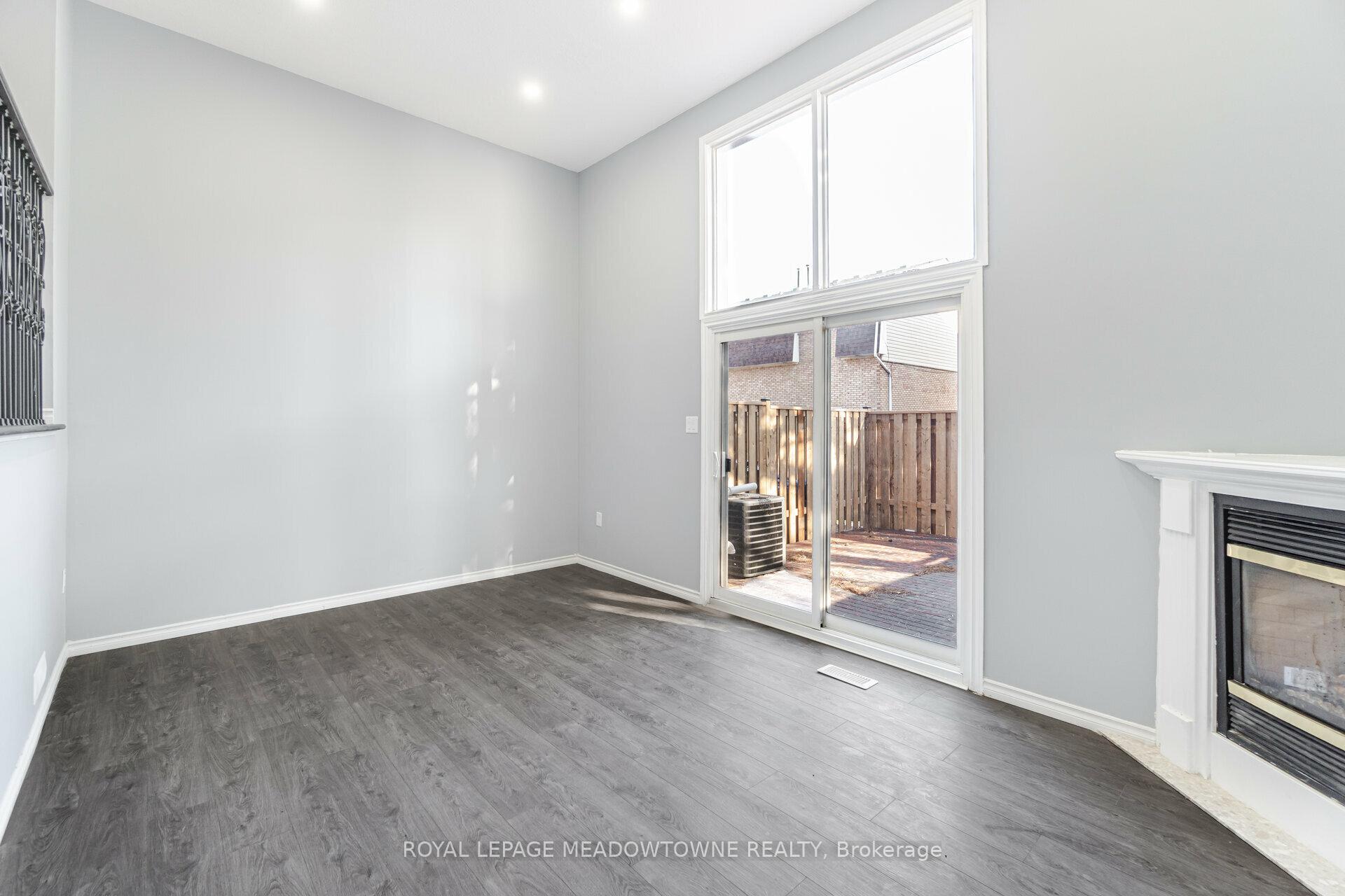 3 Bedrooms Condo at 11 Harrisford, Hamilton For sale