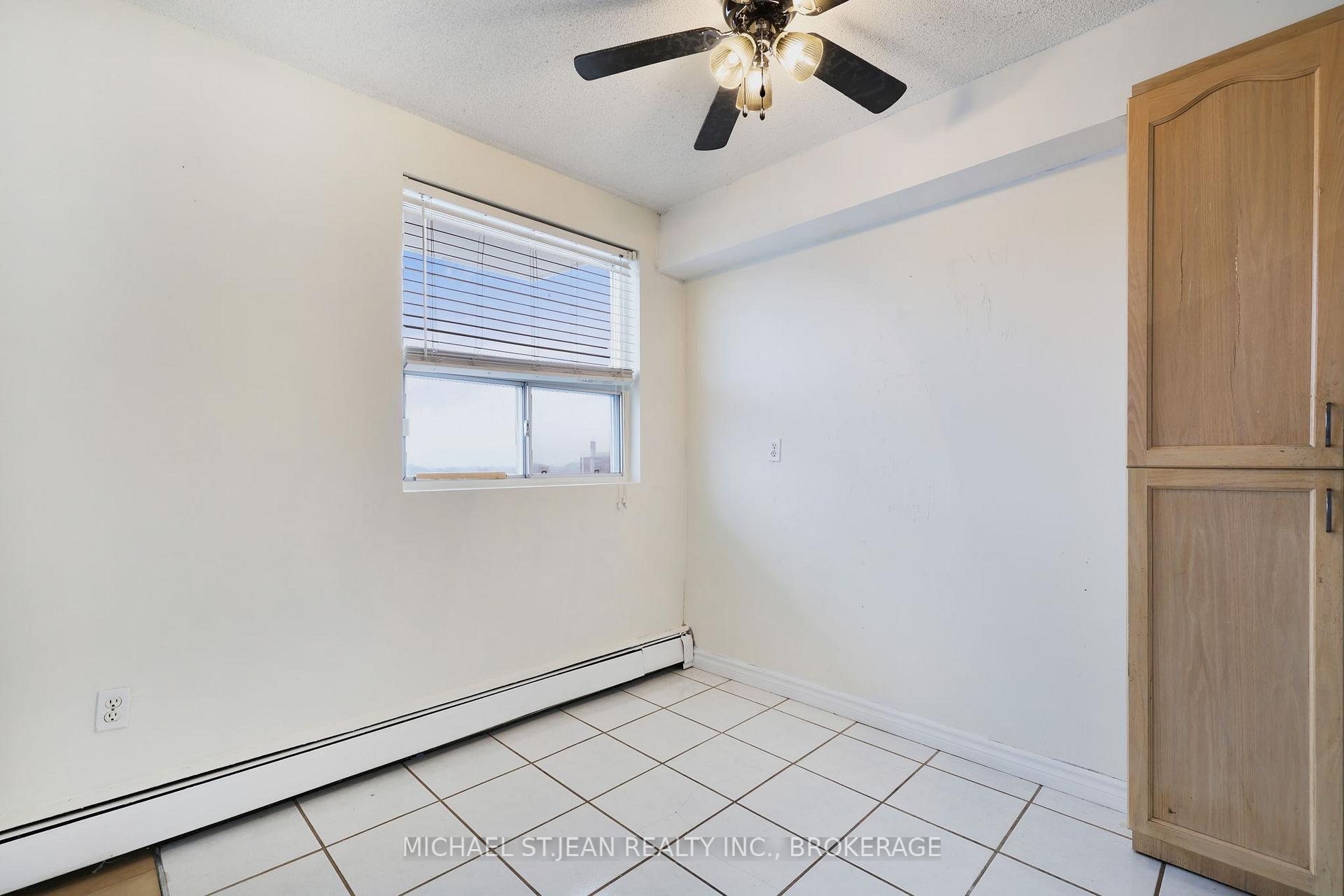 2 Bedrooms Condo at 851 Queenston,  Hamilton For sale