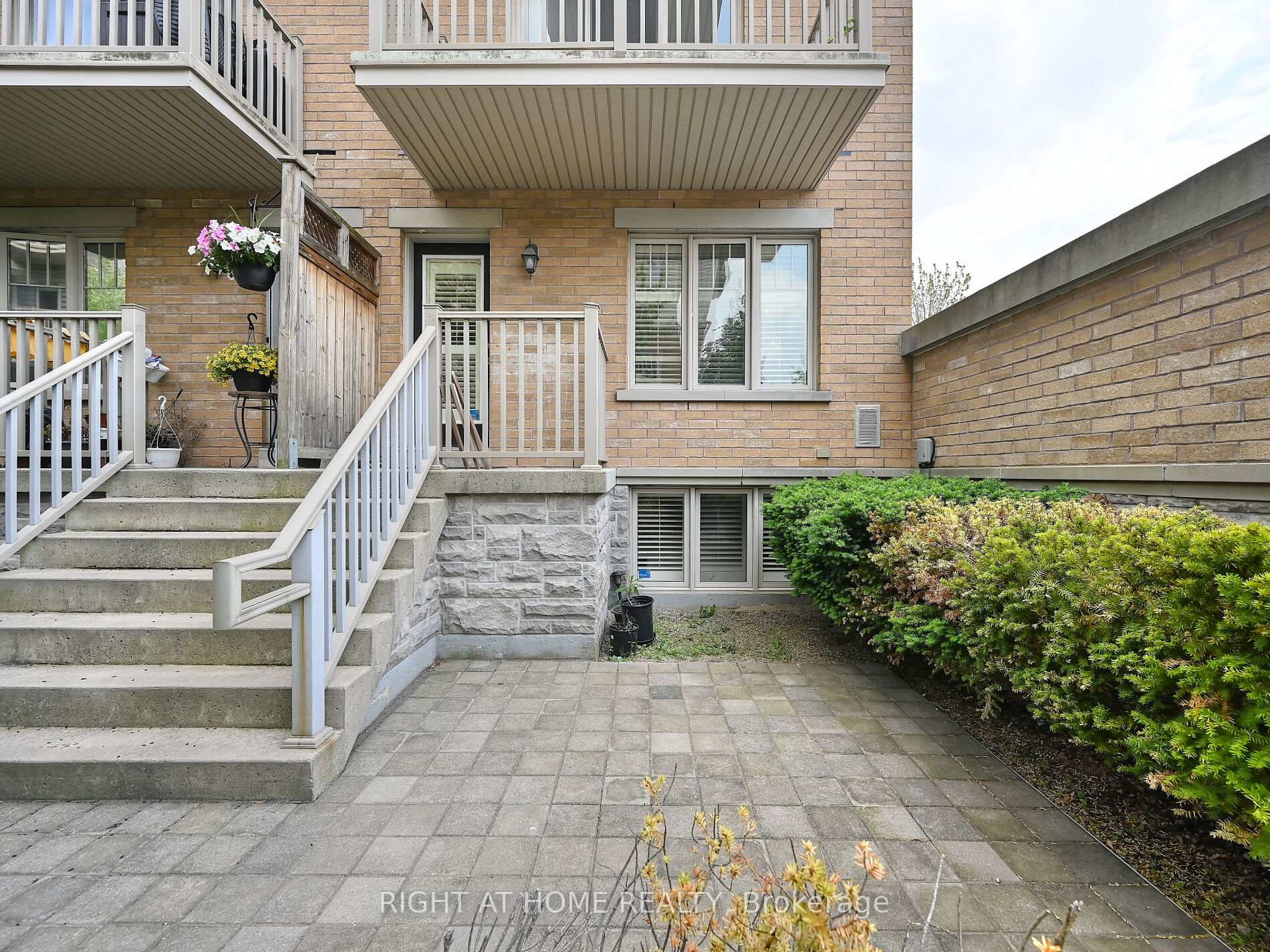 2 Bedrooms Condo at 3250 Bentley, Mississauga For sale