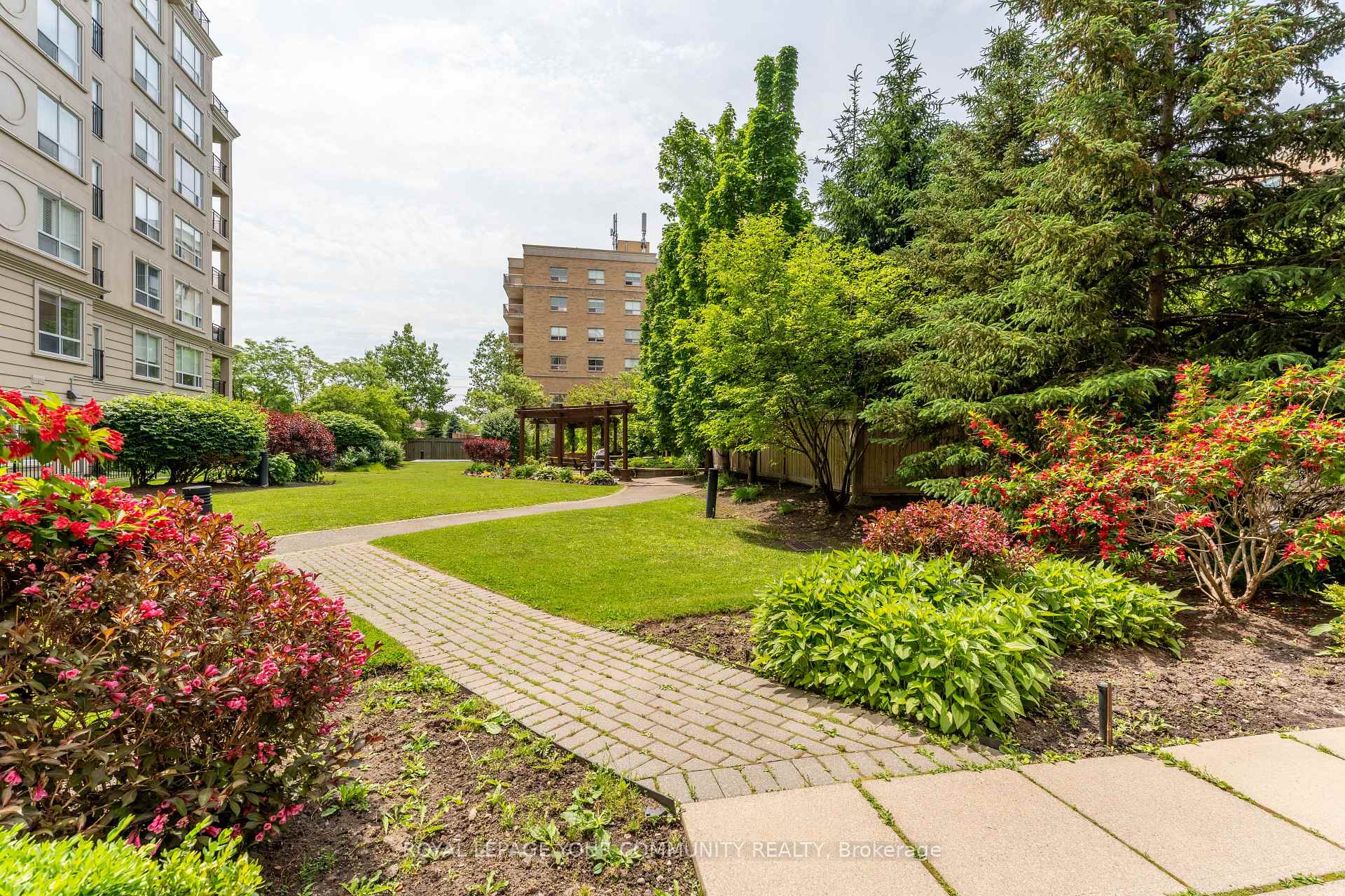 3 Bedrooms Condo at 1 Maison Parc, Vaughan For sale