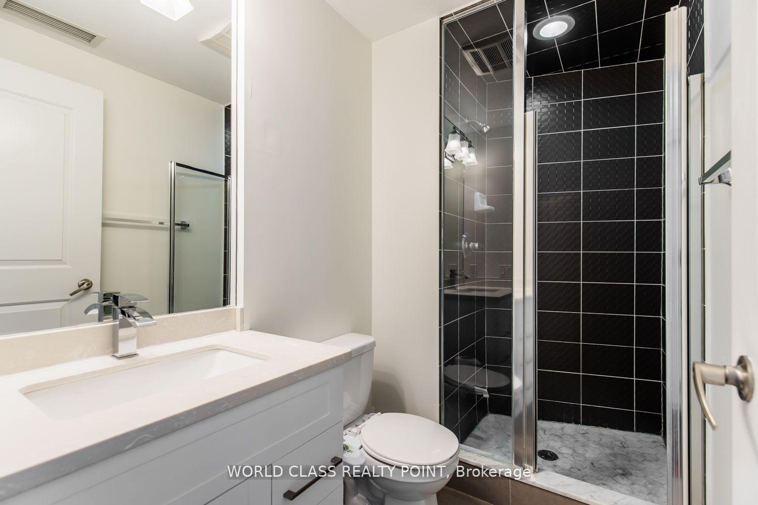 2 Bedrooms Condo at 330 Burnhamthorpe, Mississauga For sale