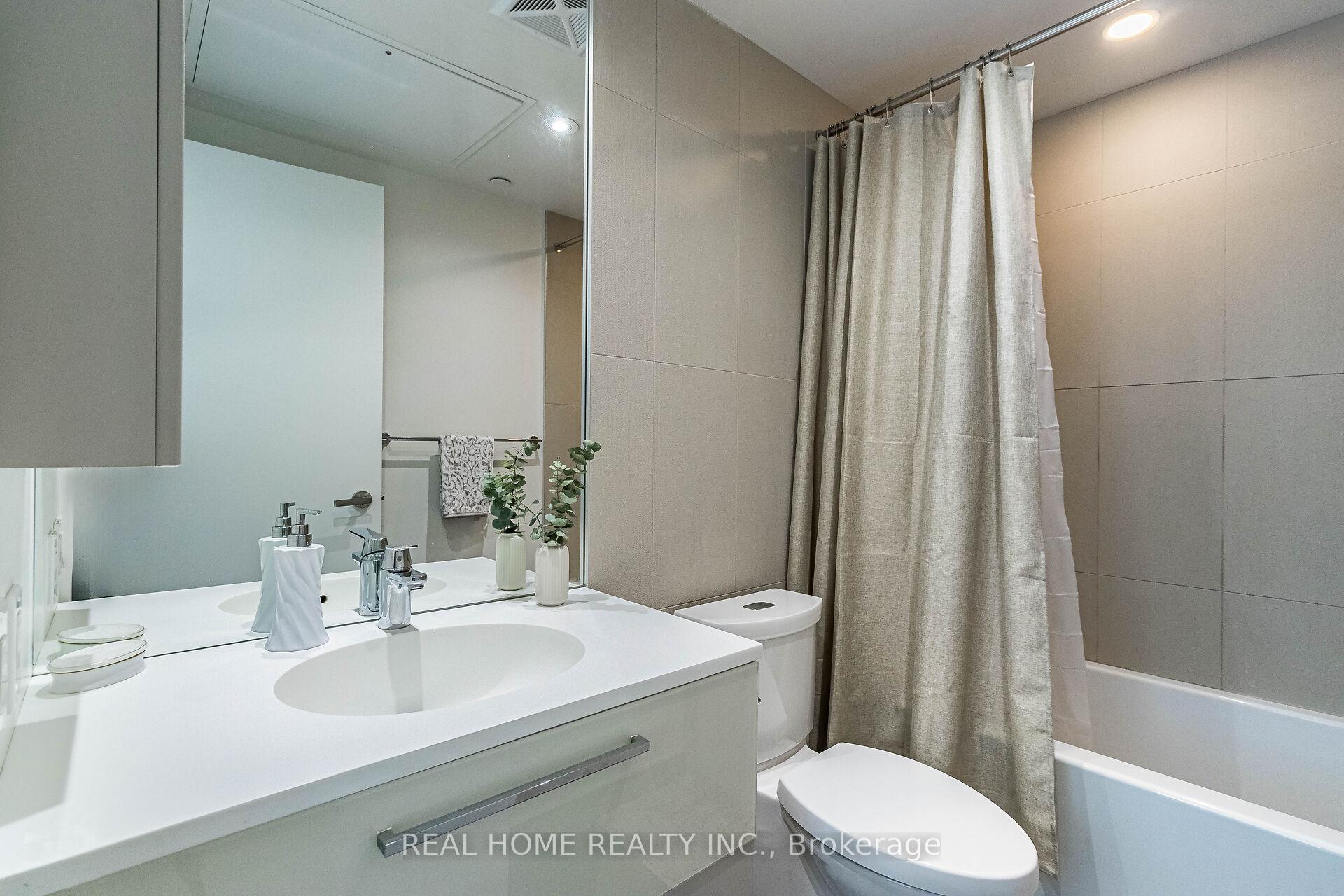 2 Bedrooms Condo at 15 Grenville,  Toronto For sale