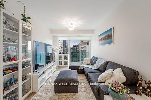 2 Bedrooms Condo at 70 Roehampton,  Toronto For sale