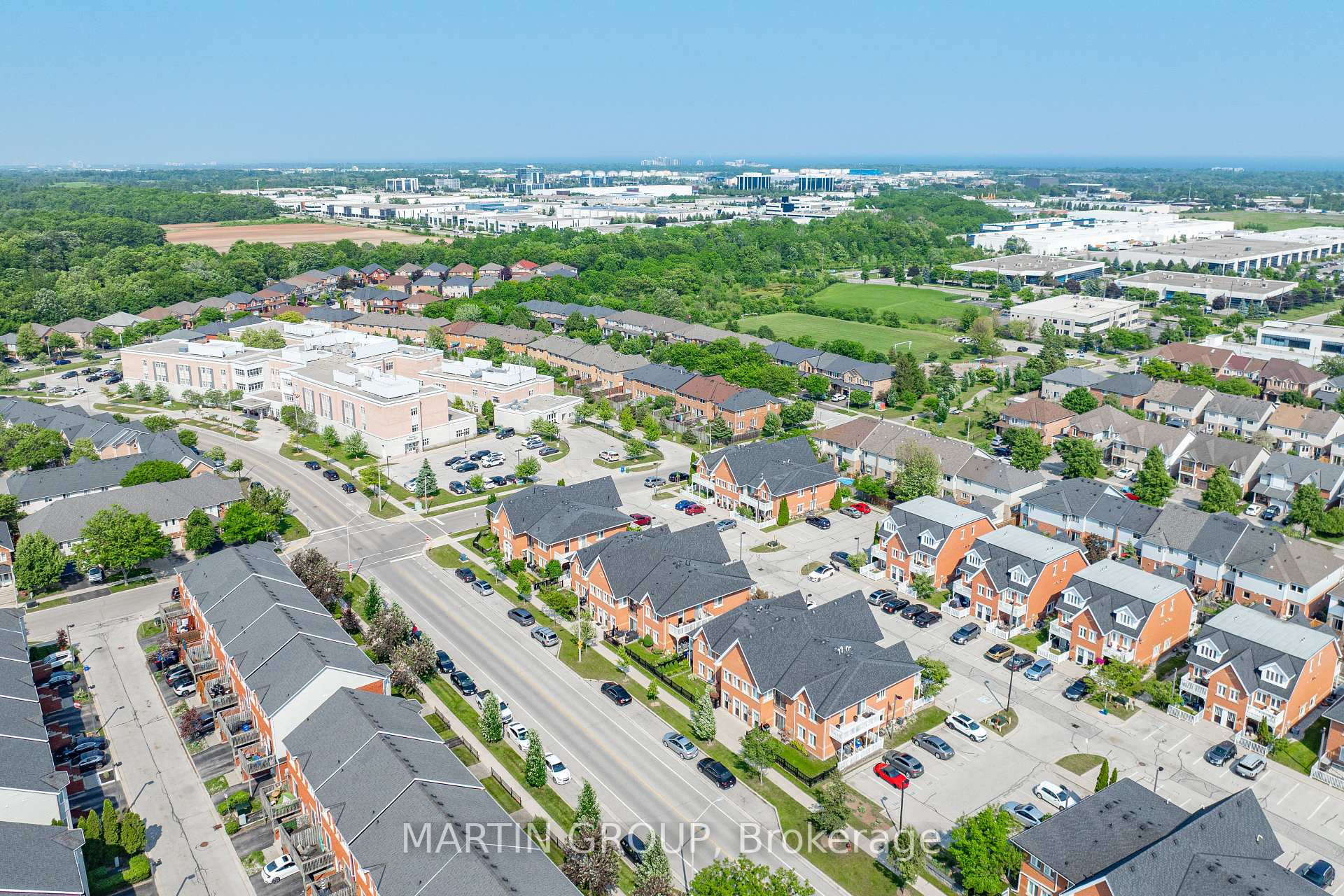 2 Bedrooms Condo at 1701 Lampman, Burlington For sale
