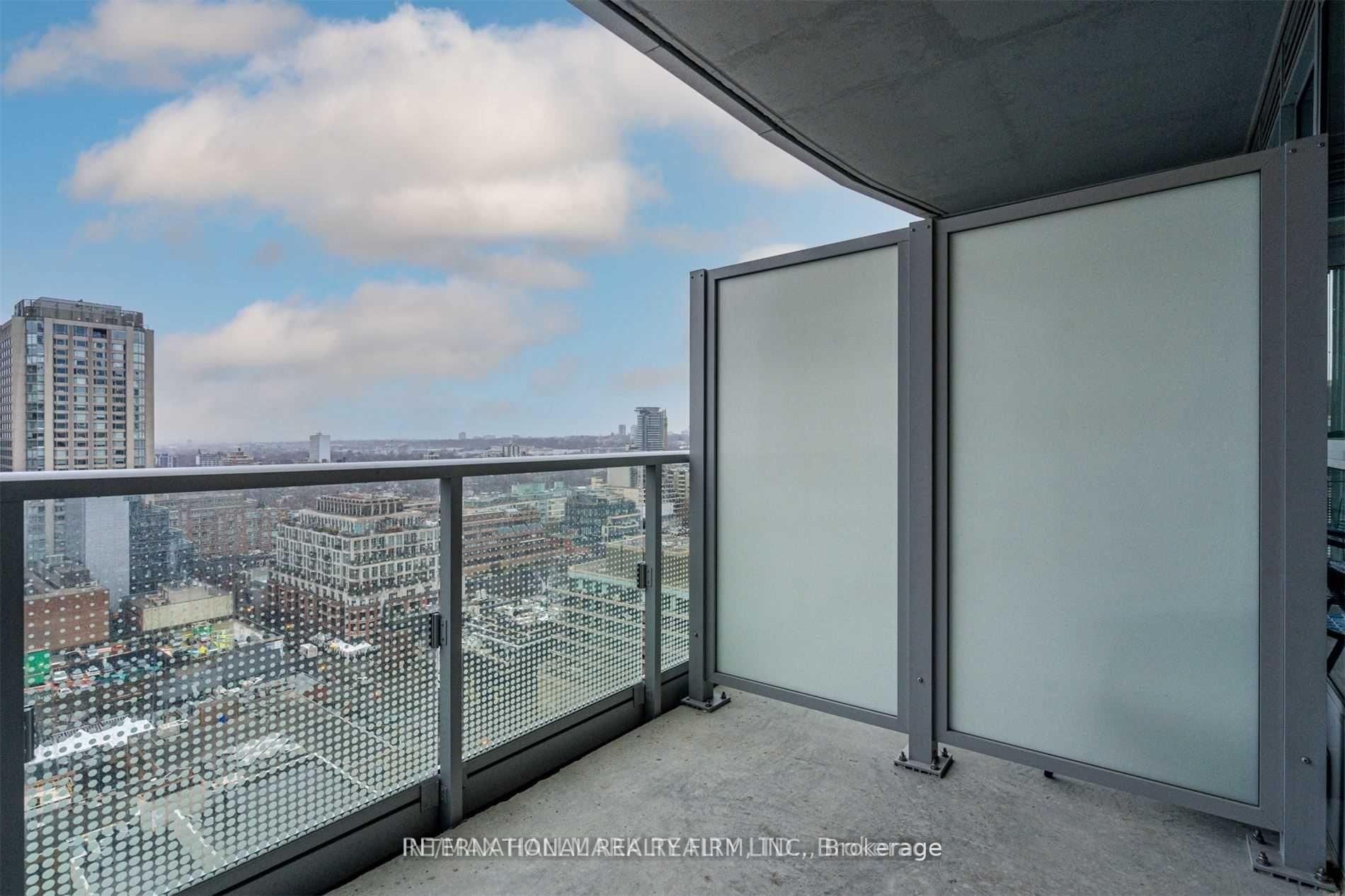 1 Bedroom Condo at 88 Cumberland,  Toronto For sale