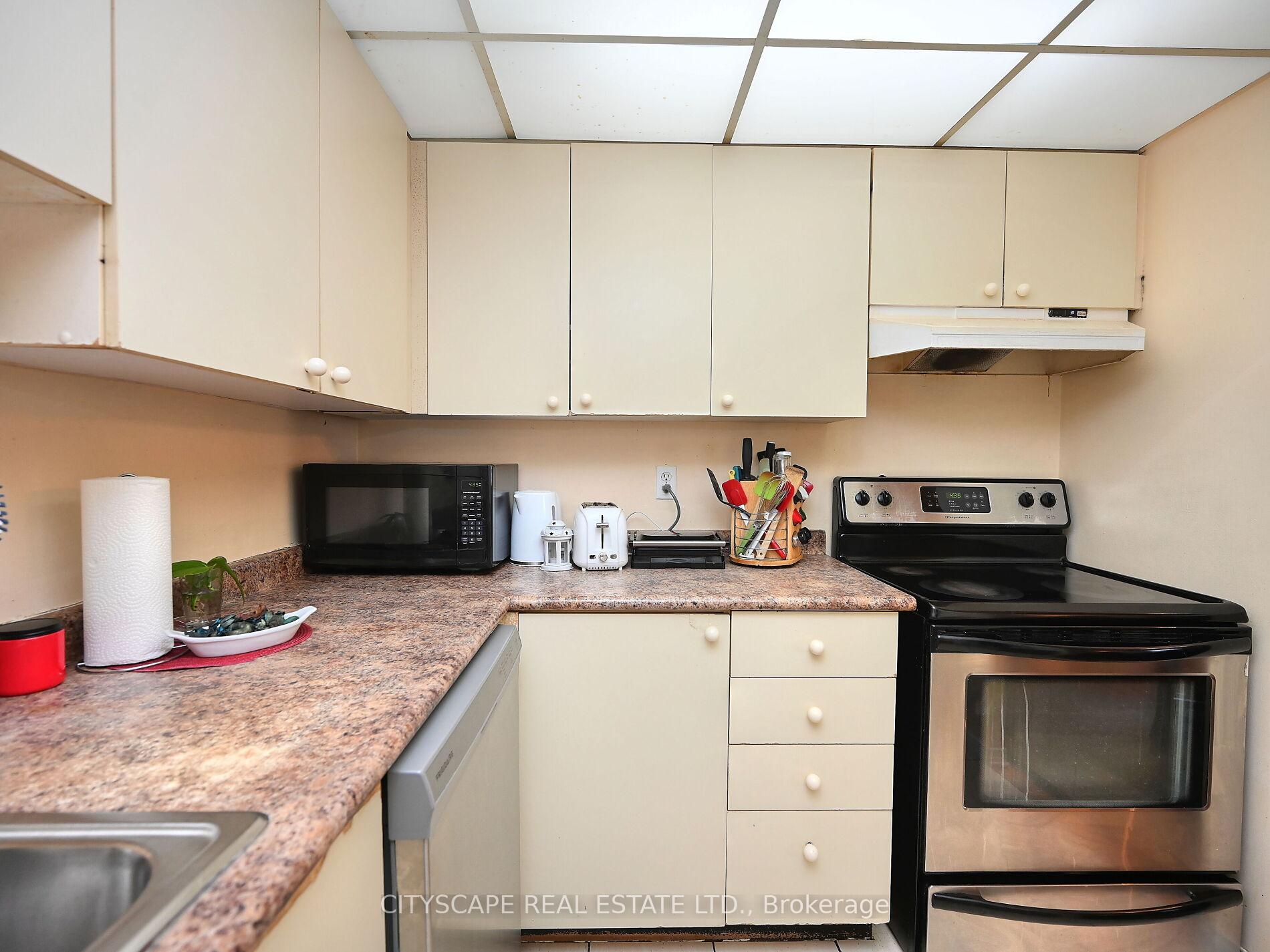 3 Bedrooms Condo at 145 Hillcrest, Mississauga For sale