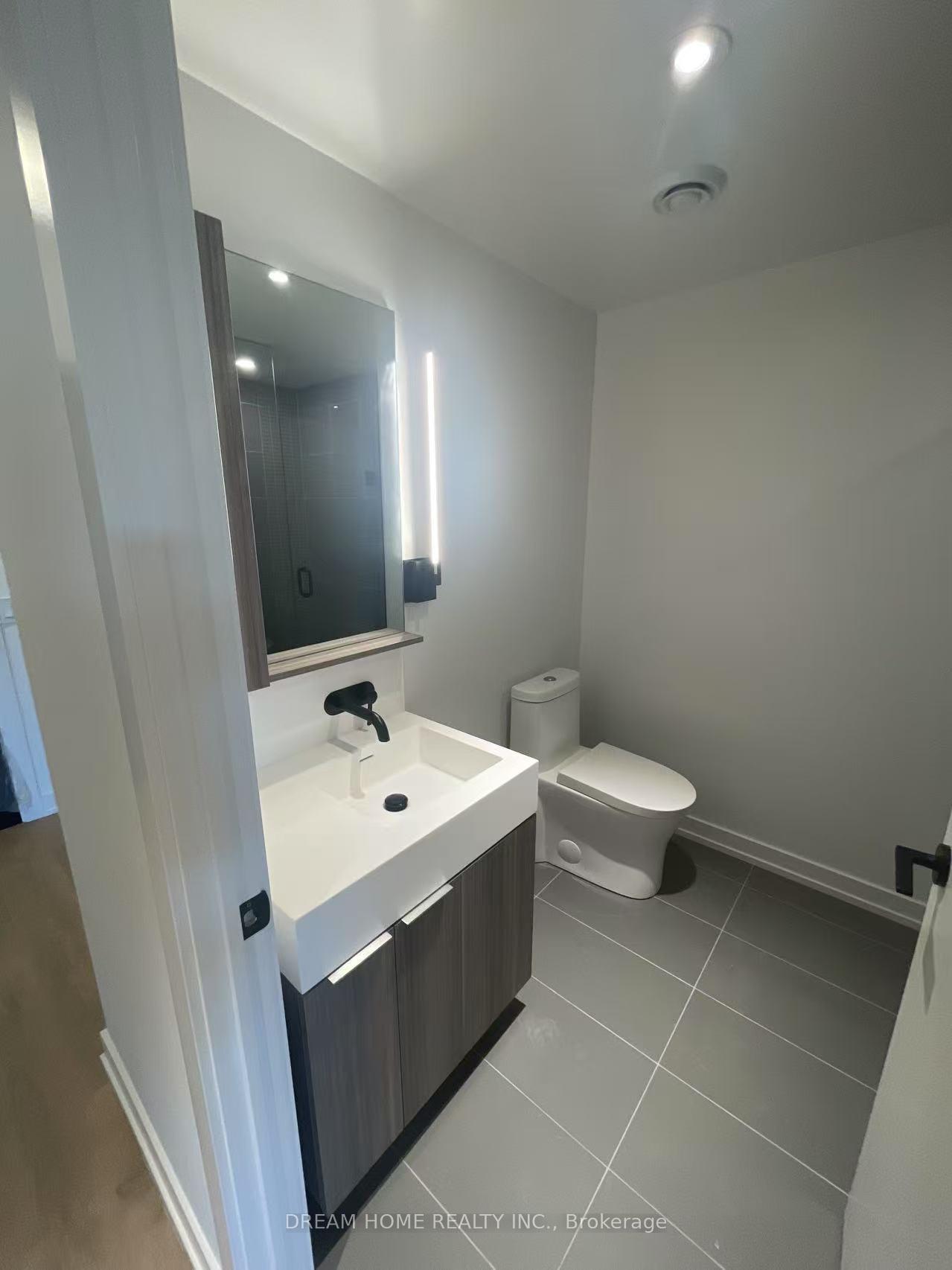 3 Bedrooms Condo at 117 Broadway, Toronto For sale