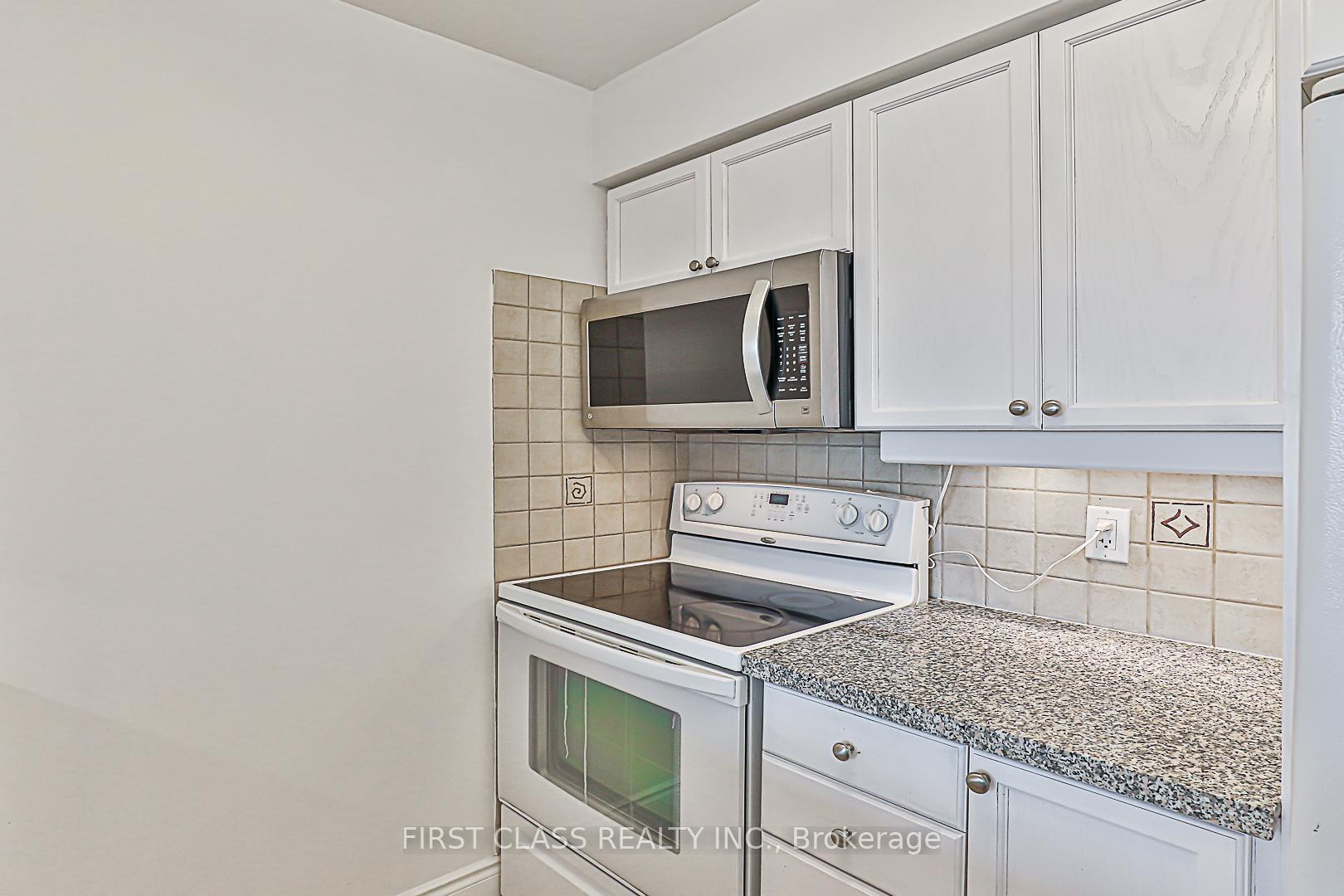 2 Bedrooms Condo at 15 Greenview,  Toronto For sale
