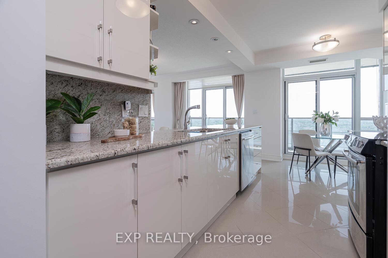3 Bedrooms Condo at 88 Promenade, Vaughan For sale