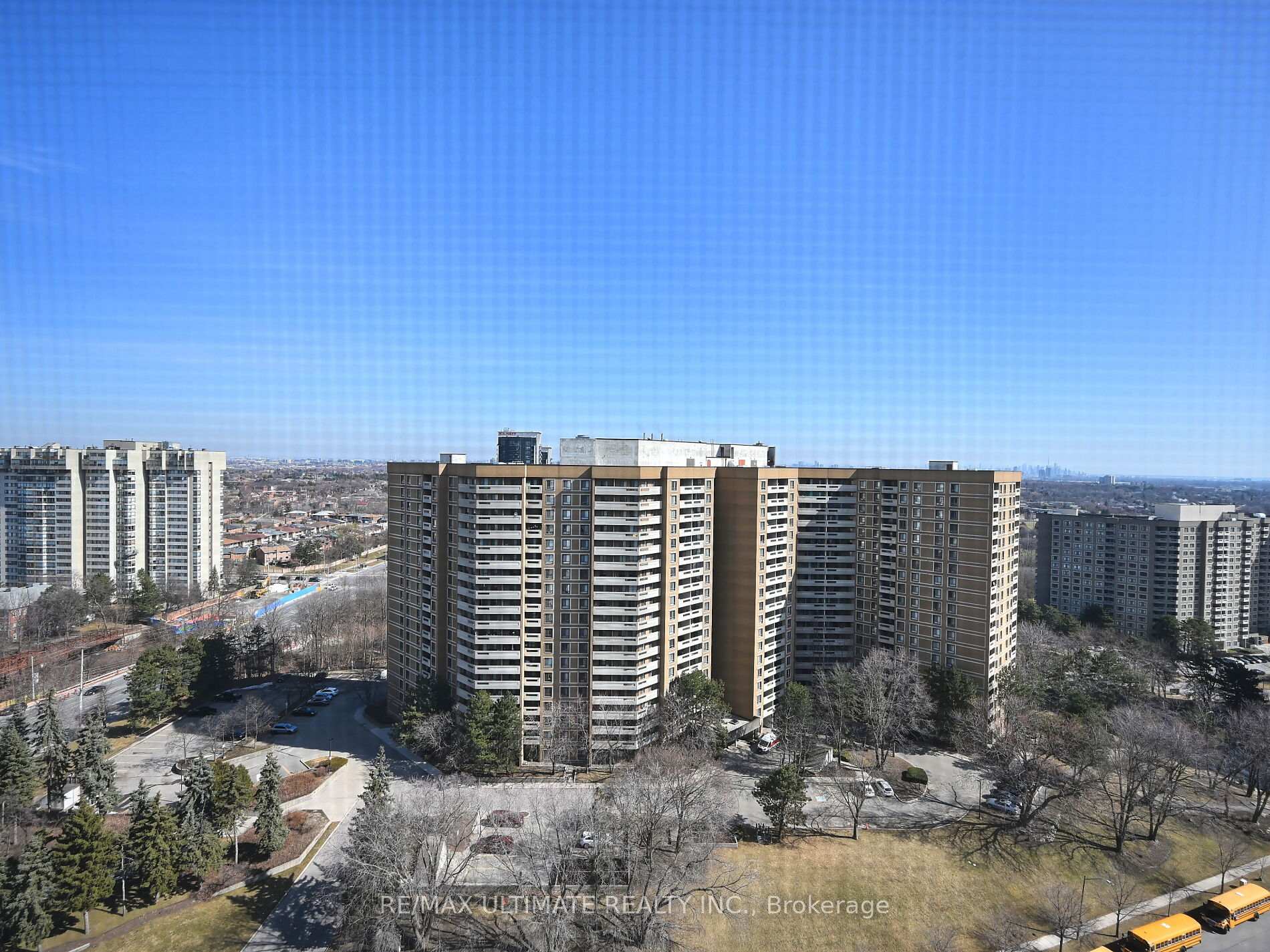 3 Bedrooms Condo at 3700 Kaneff, Mississauga For sale