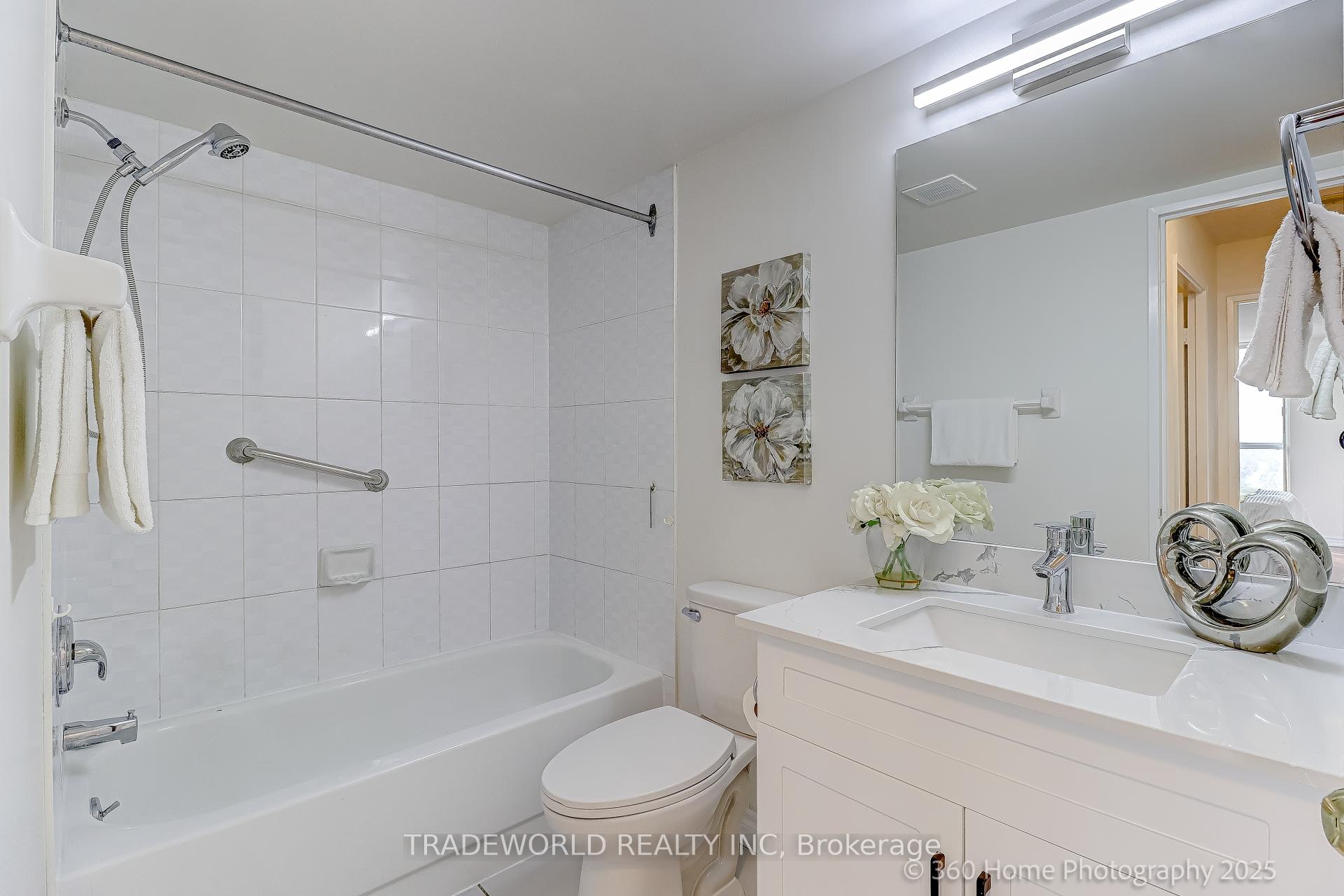 3 Bedrooms Condo at 155 Hillcrest, Mississauga For sale
