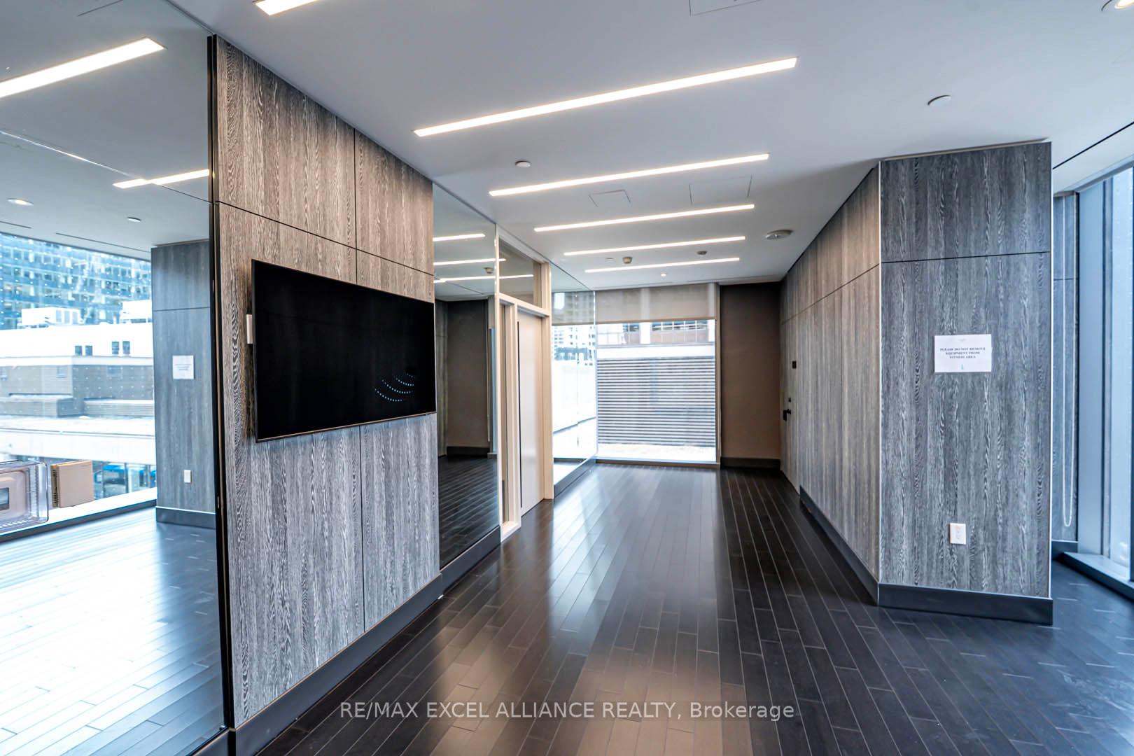 1 Bedroom Condo at 8 Cumberland,  Toronto For sale